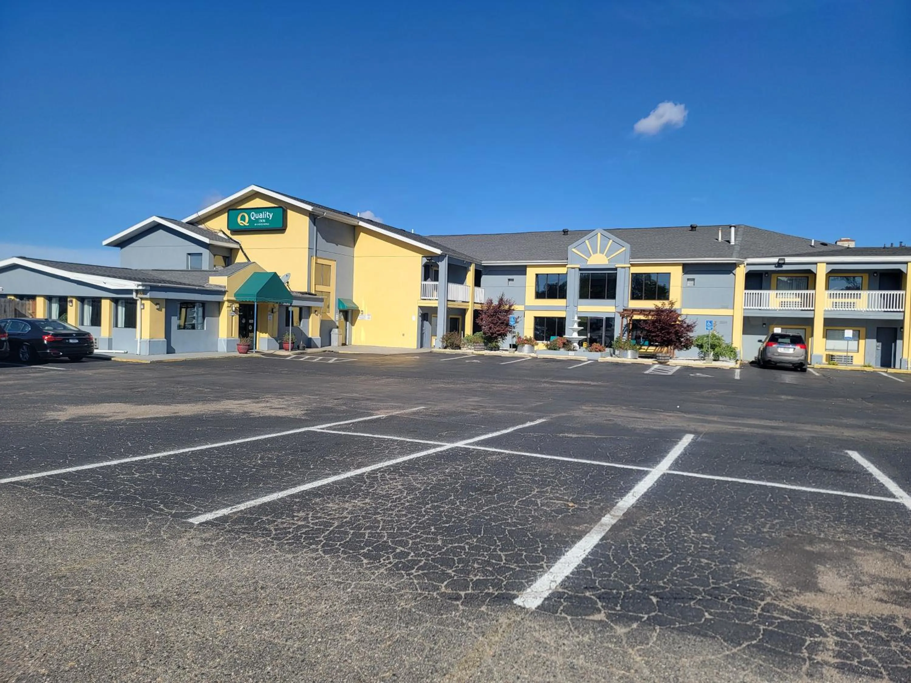 Parking in Quality Inn Grand Rapids Near Downtown