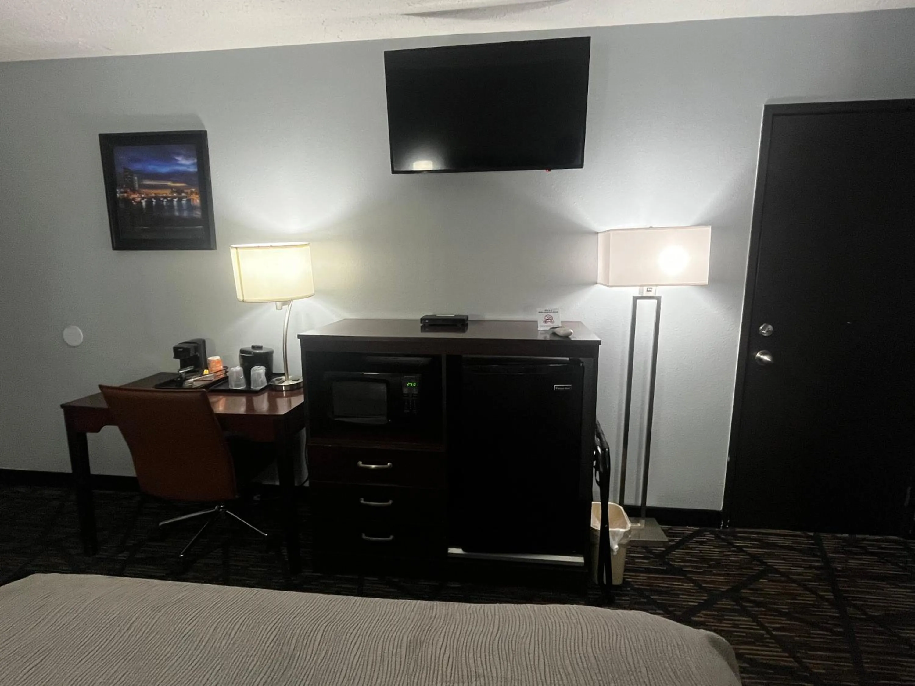 Bed in Quality Inn Grand Rapids Near Downtown