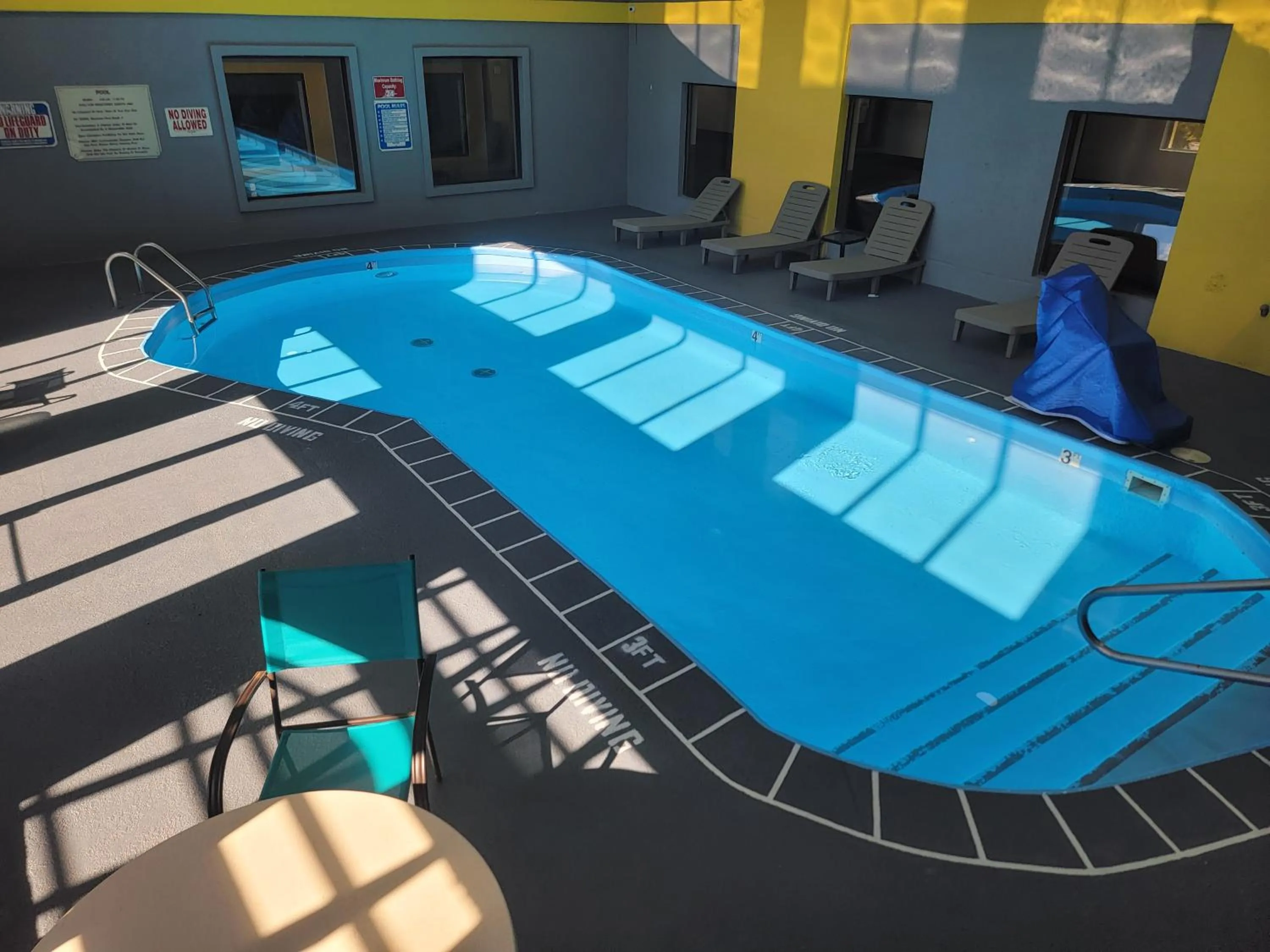 Swimming pool in Quality Inn Grand Rapids Near Downtown