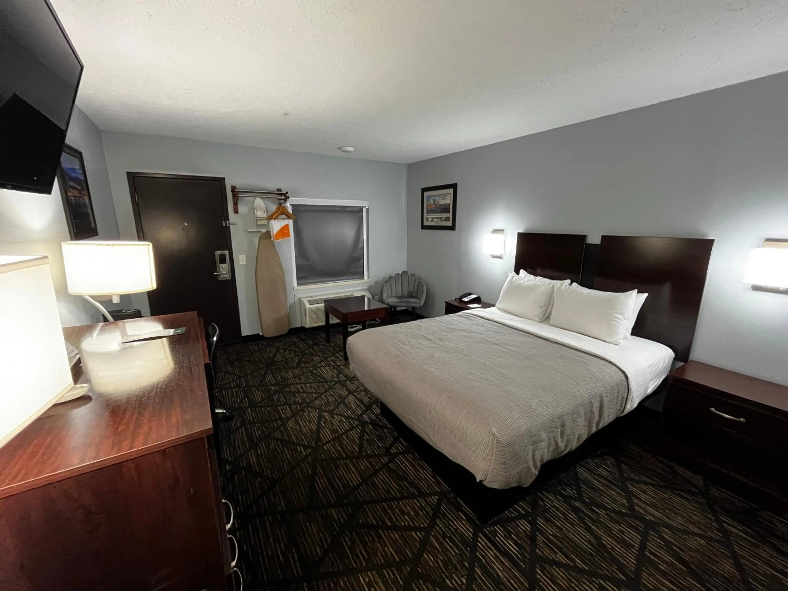 Bed in Quality Inn Grand Rapids Near Downtown