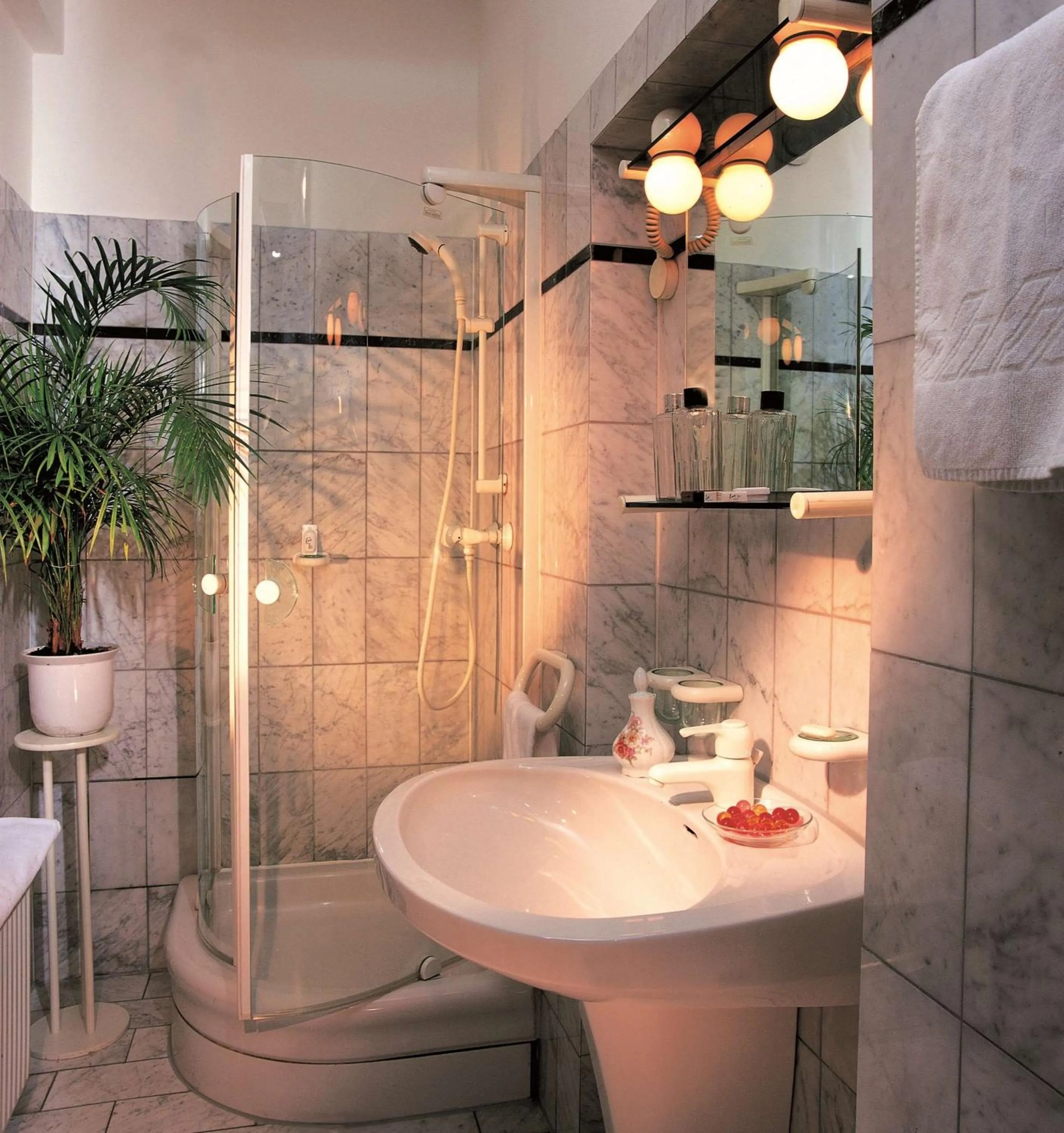 Bathroom in Mondial Appartement Hotel