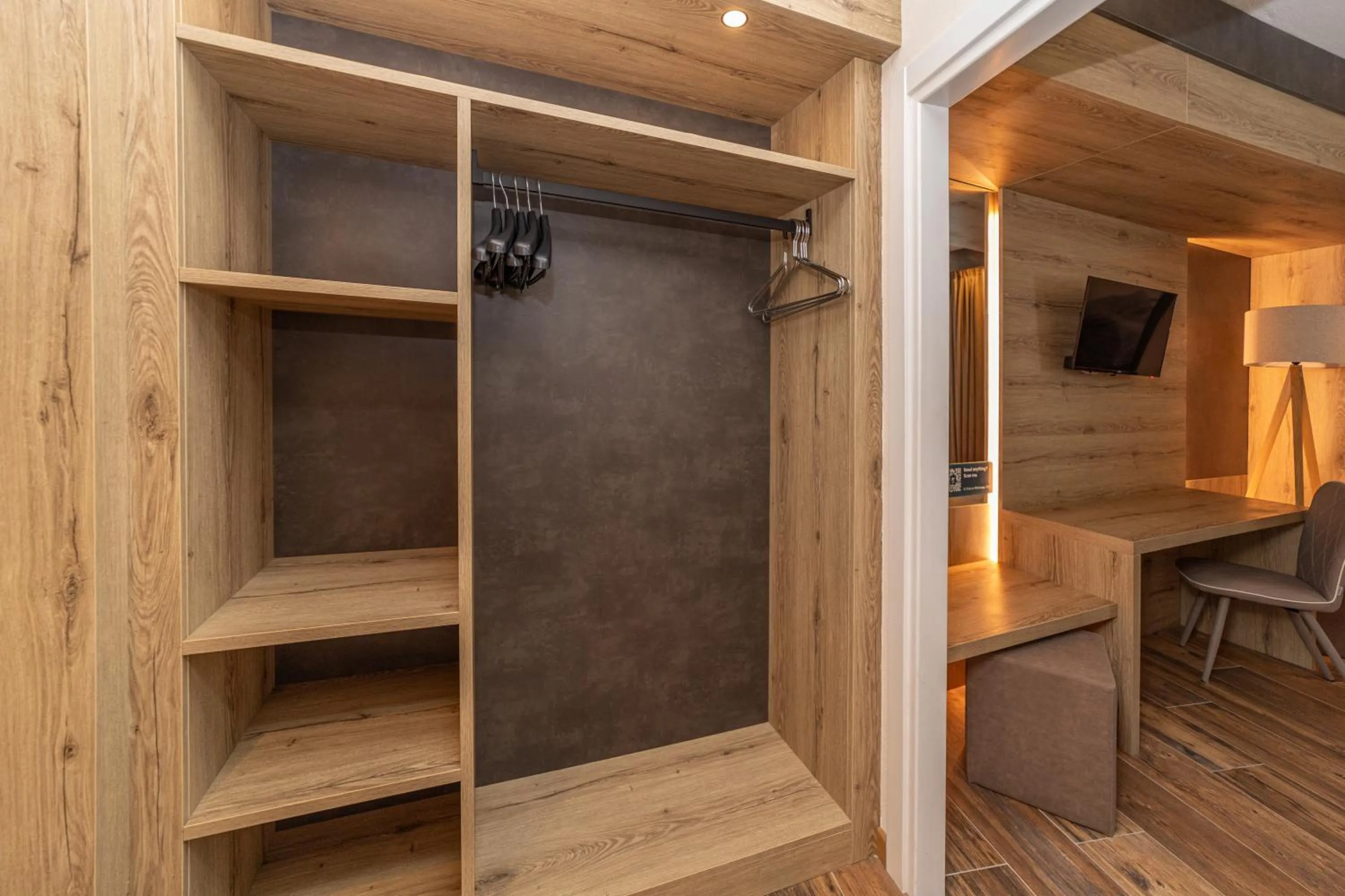 wardrobe in Hotel la Torre