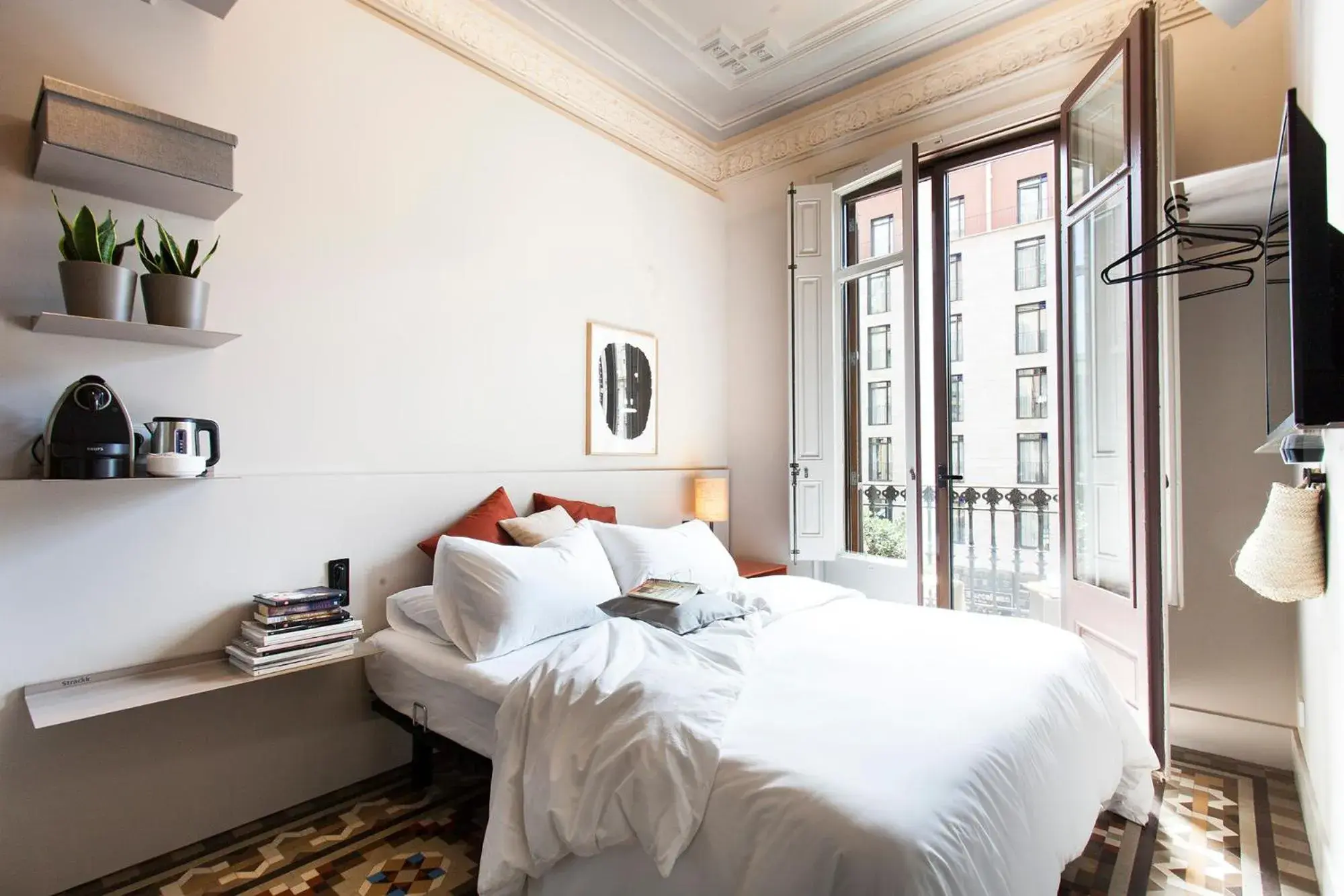 Small Queen Room with Balcony, Street View in DestinationBCN - Universitat Rooms Small Queen Room with Balcony, Street View in DestinationBCN - Universitat Rooms