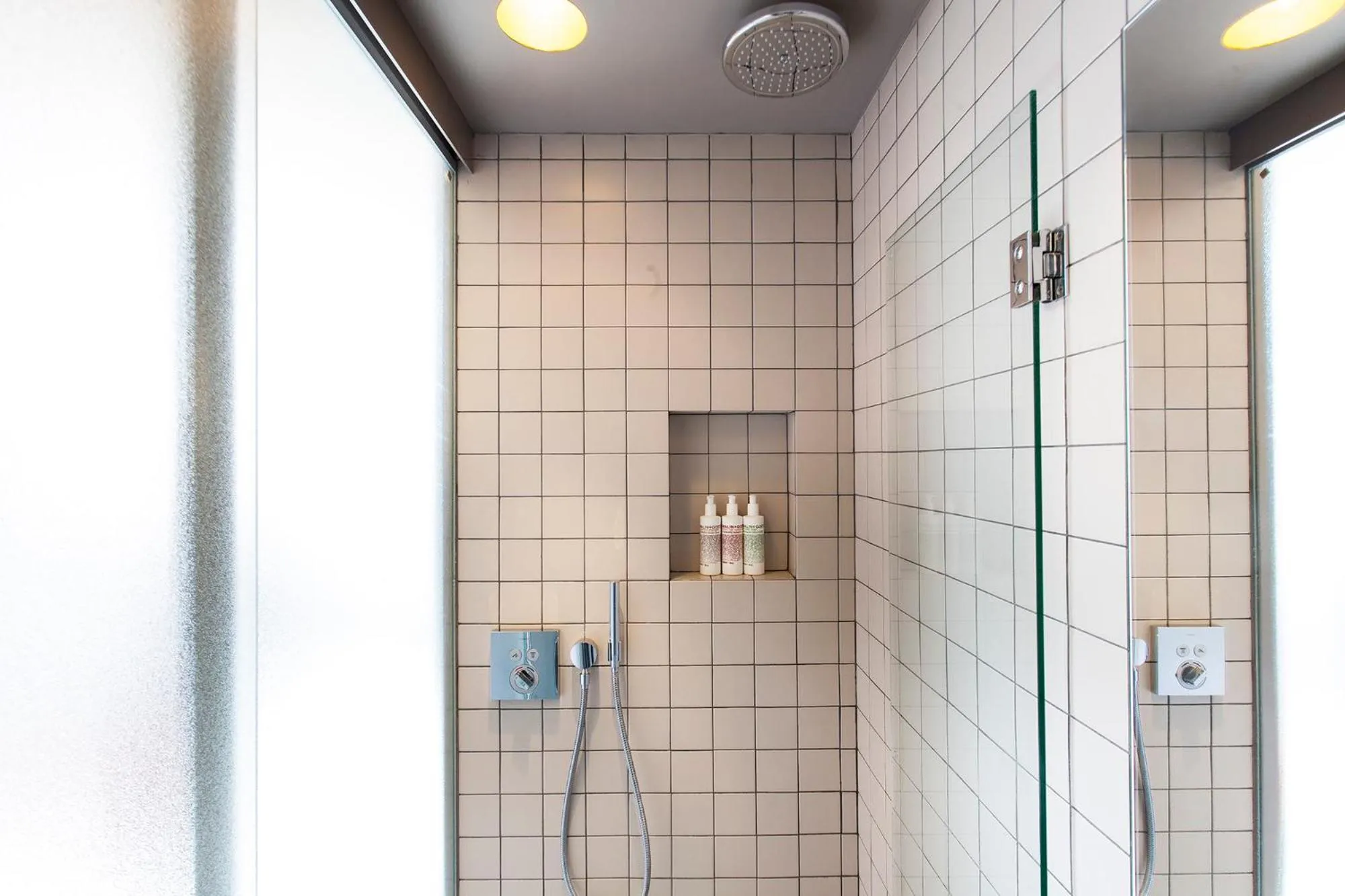 Shower in DestinationBCN - Universitat Rooms