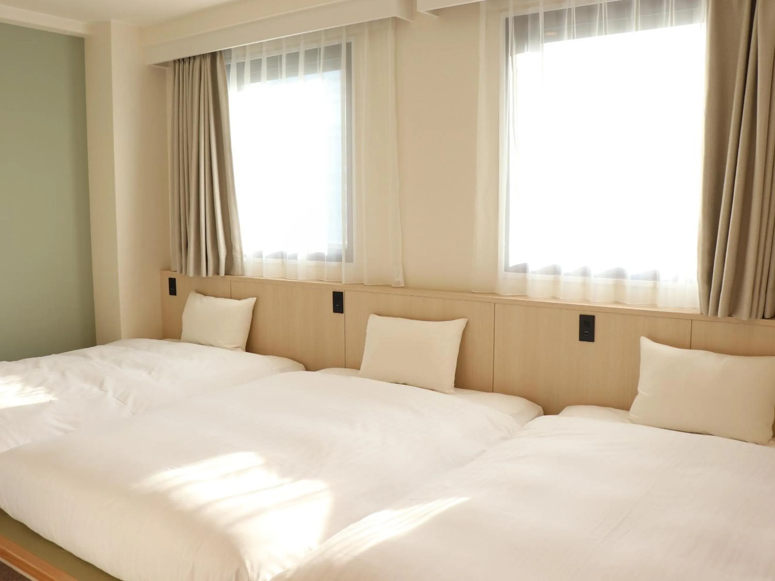 Photo of the whole room, Bed in Shin-Osaka Station Hotel