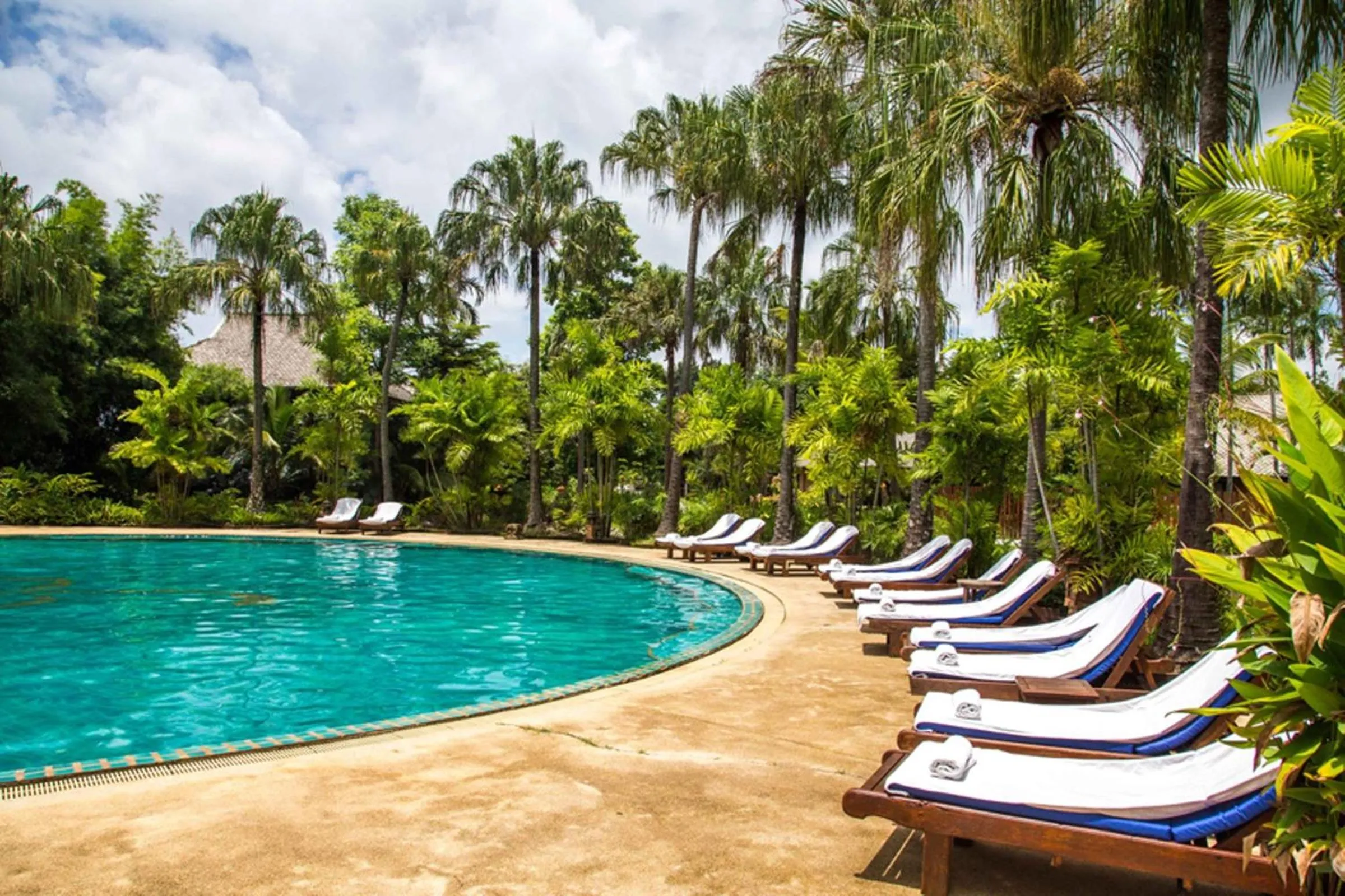 Swimming pool in Phowadol Resort