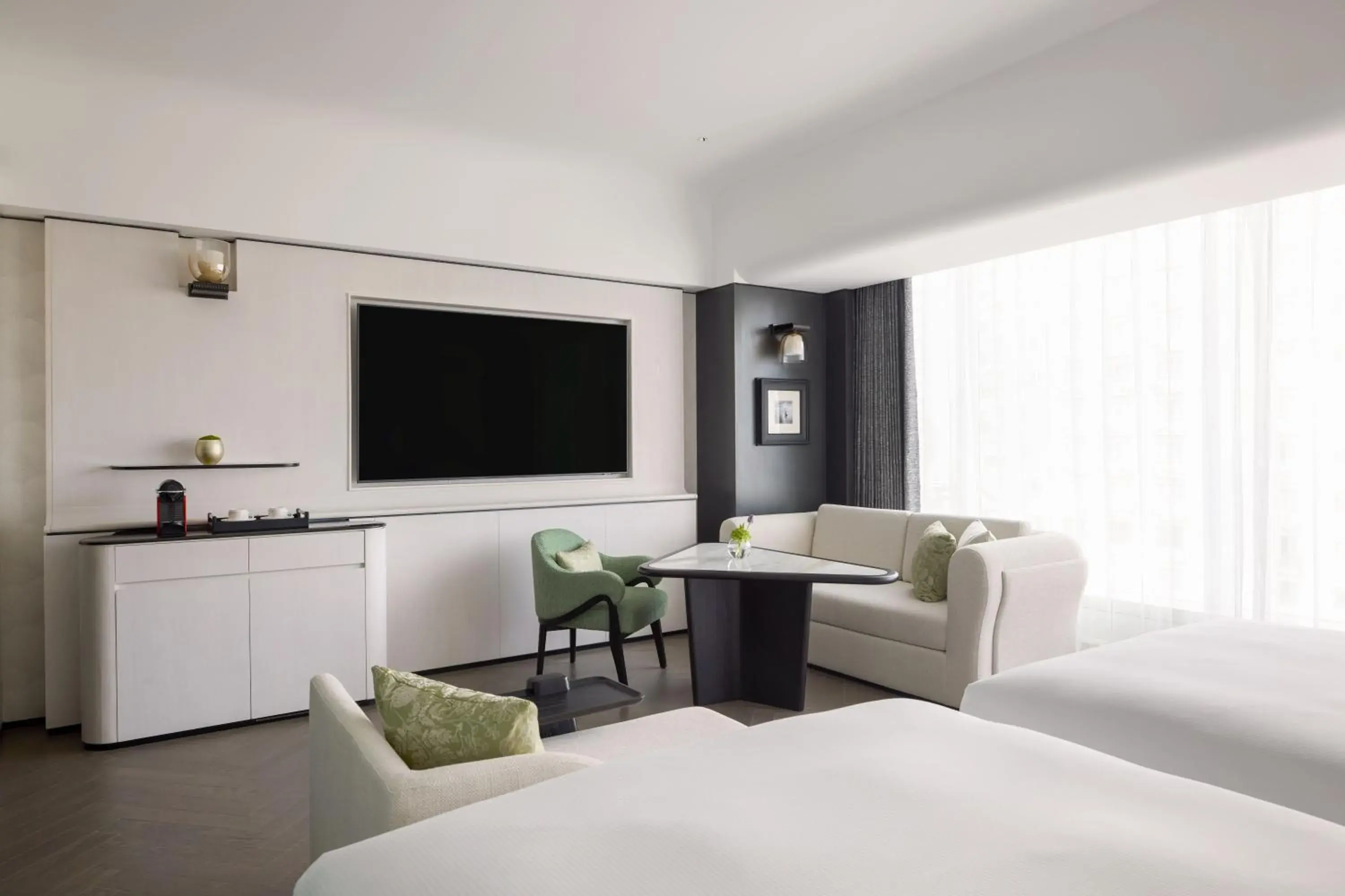 Deluxe Twin Room in Hilton Shanghai City Center -Steps from iconic landmarks Wukang Mansion and Jing'an Temple Deluxe Twin Room in Hilton Shanghai City Center -Steps from iconic landmarks Wukang Mansion and Jing'an Temple