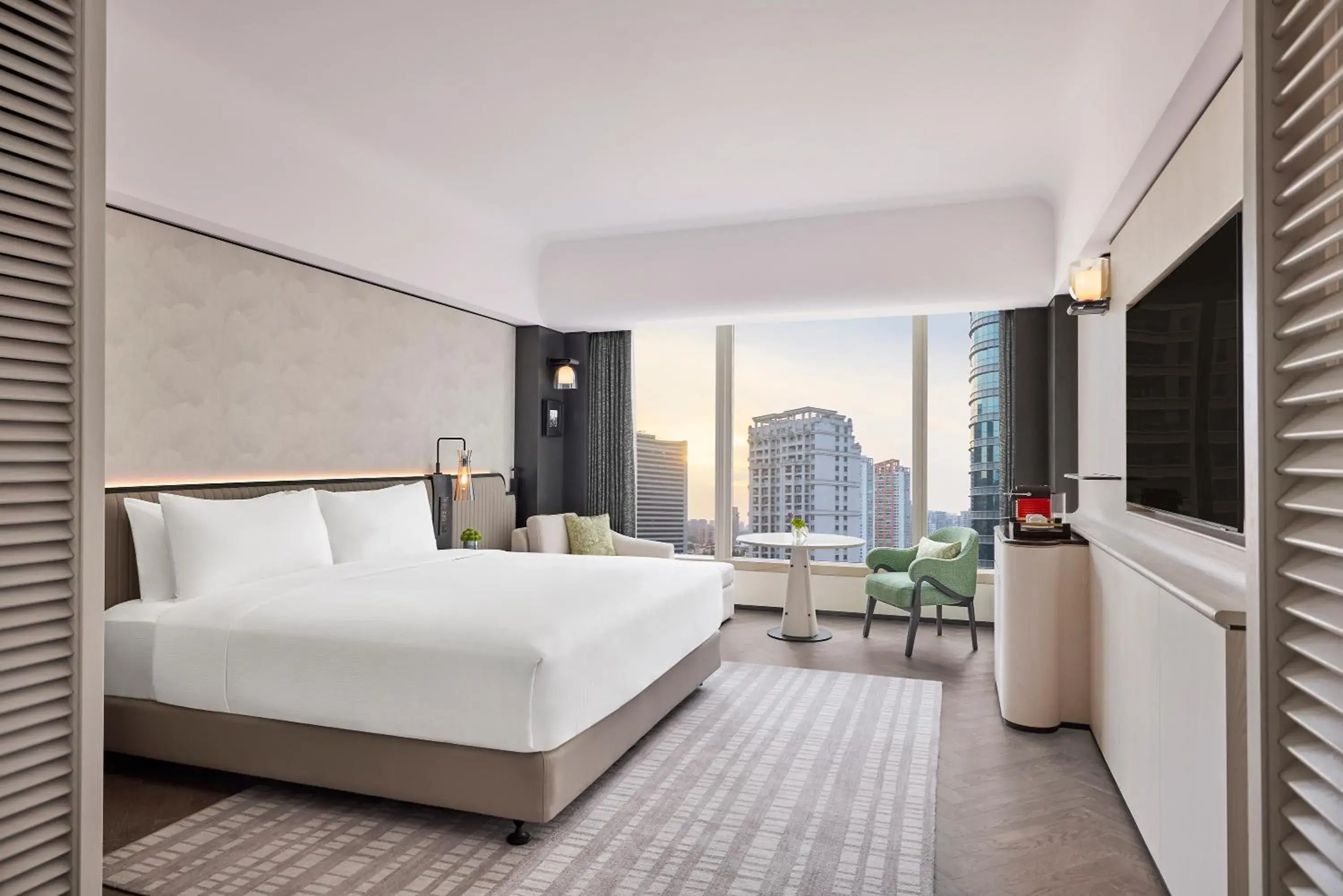 Premium King Room in Hilton Shanghai City Center -Steps from iconic landmarks Wukang Mansion and Jing'an Temple Premium King Room in Hilton Shanghai City Center -Steps from iconic landmarks Wukang Mansion and Jing'an Temple