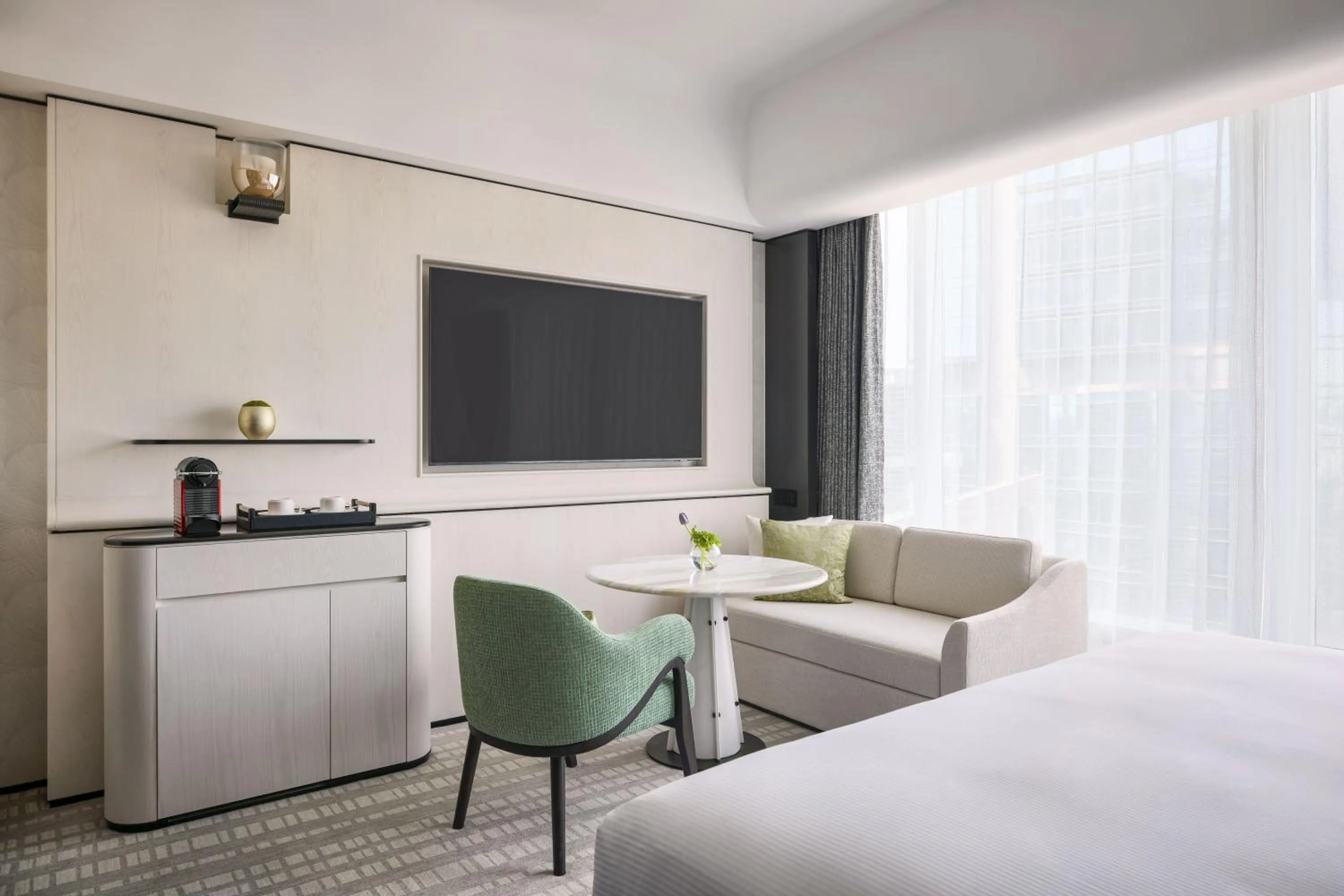 Seating area, Bed in Hilton Shanghai City Center