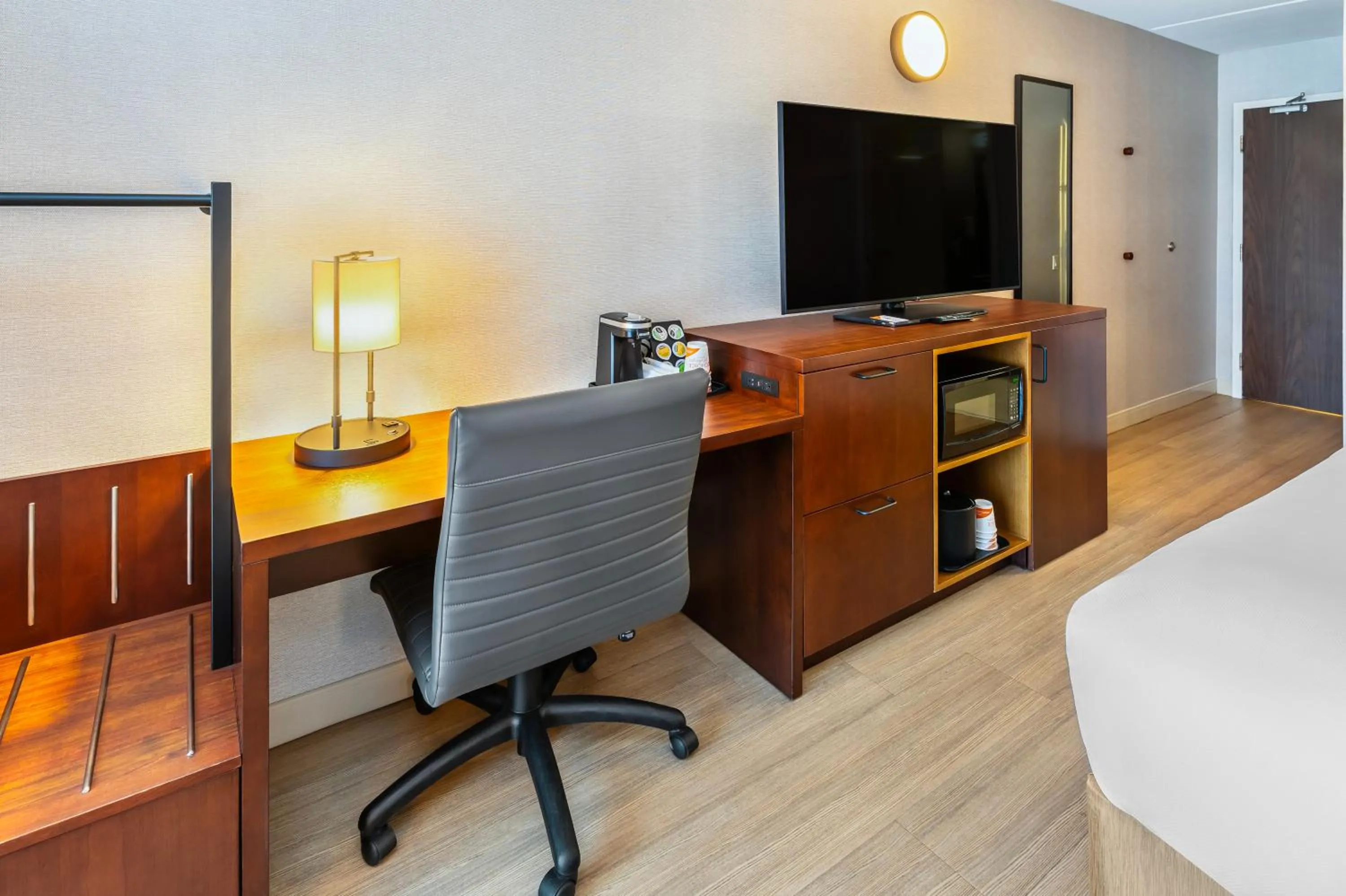 TV and multimedia, Bed in Comfort Inn