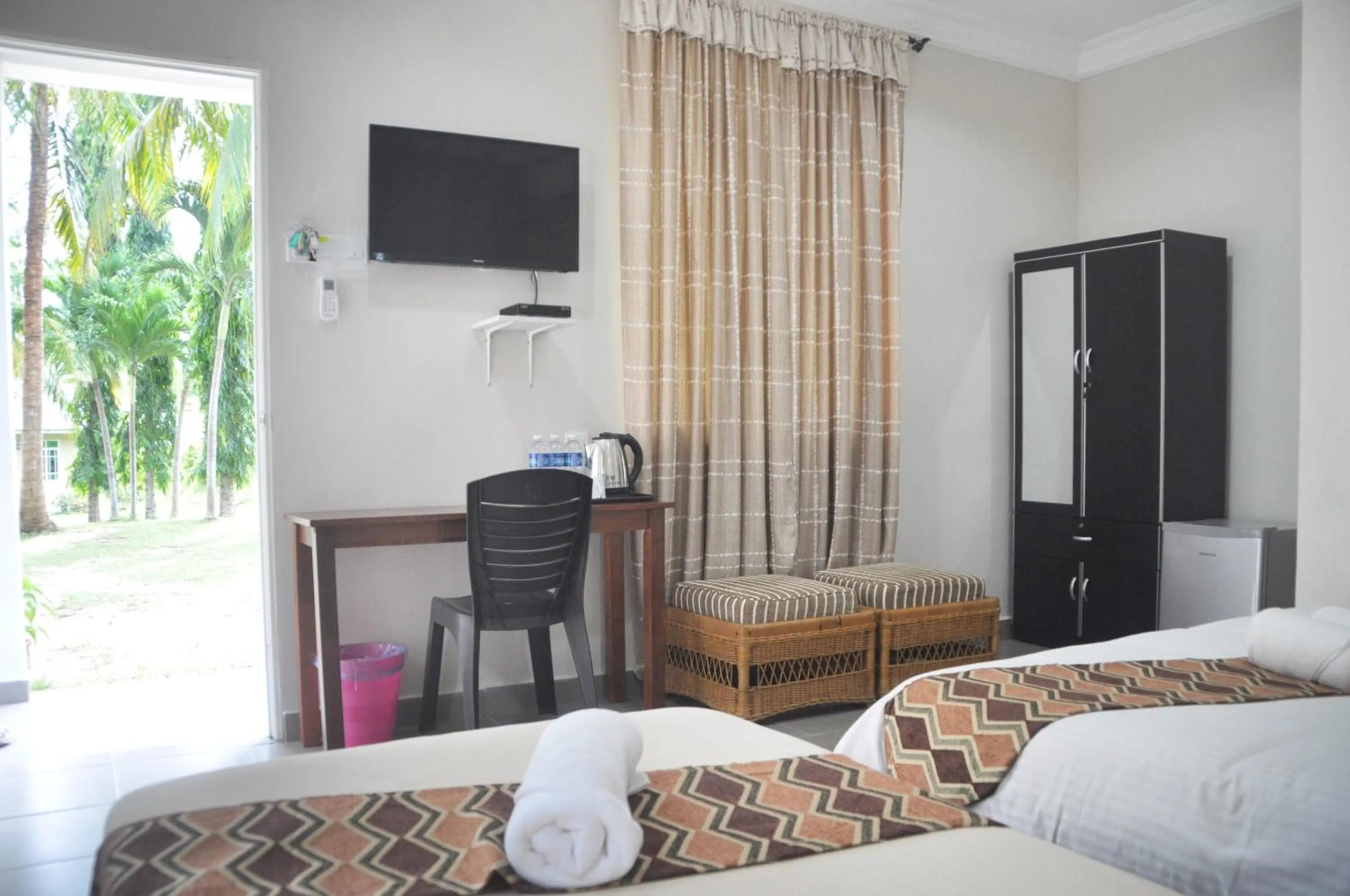 Bed in Sunset Bay Cottage