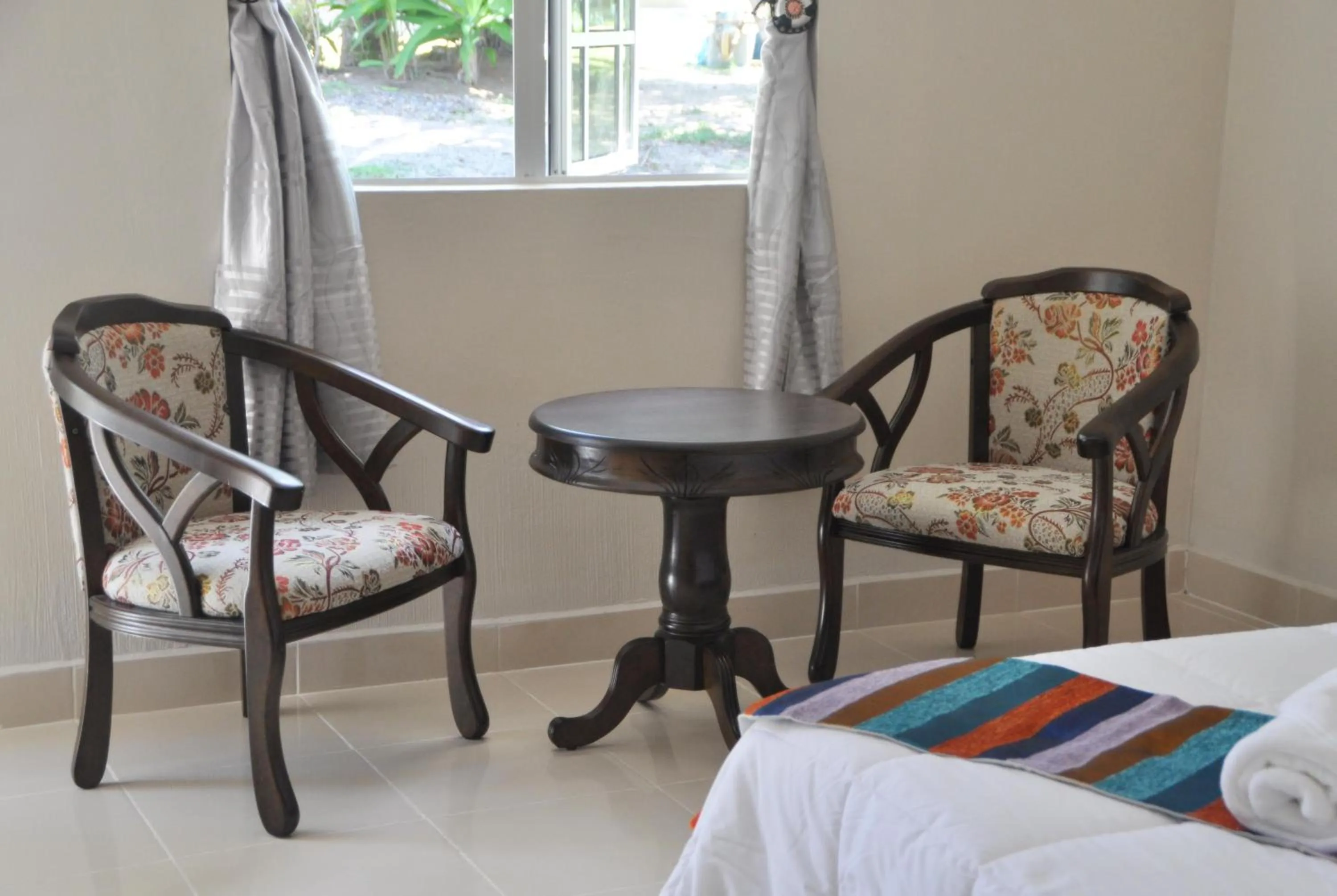 Seating area, Bed in Sunset Bay Cottage