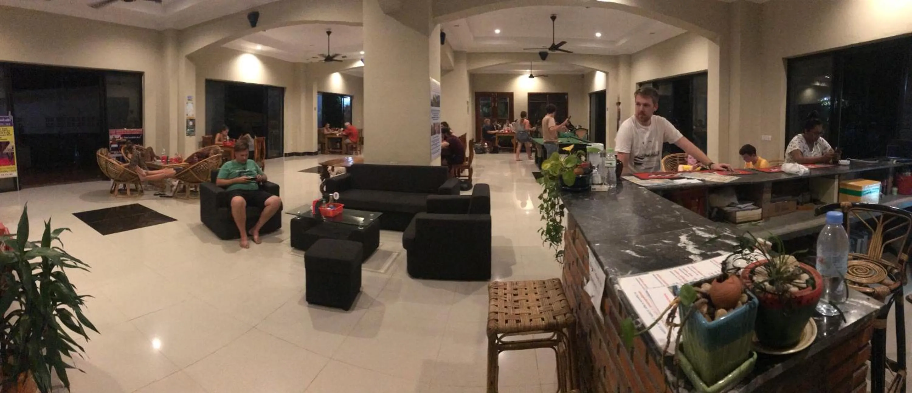 Restaurant/places to eat in Blue Diamond Hostel