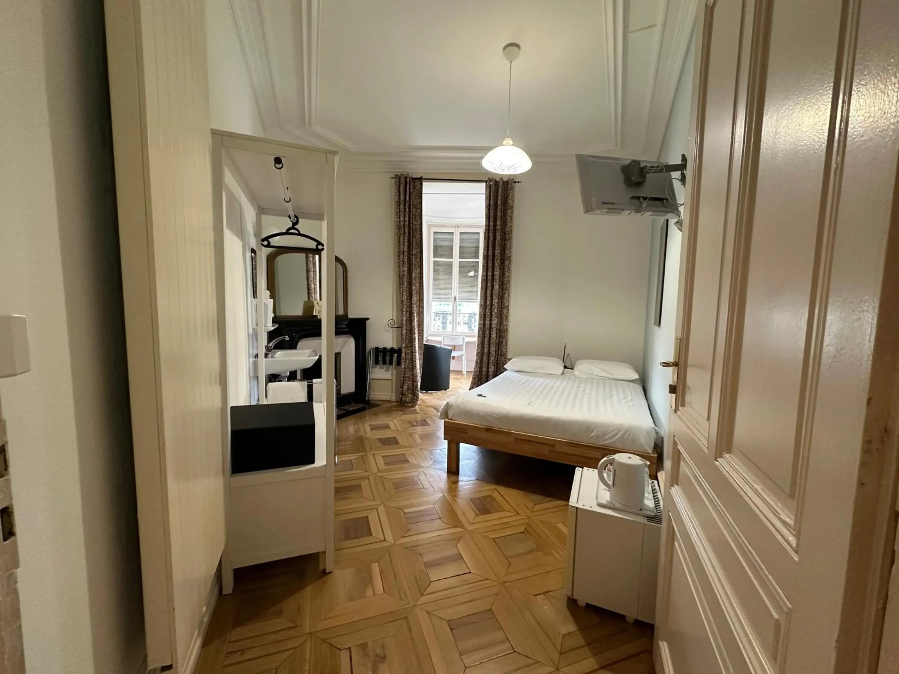 Double Room with Private External Bathroom in Hotel des Tourelles Double Room with Private External Bathroom in Hotel des Tourelles