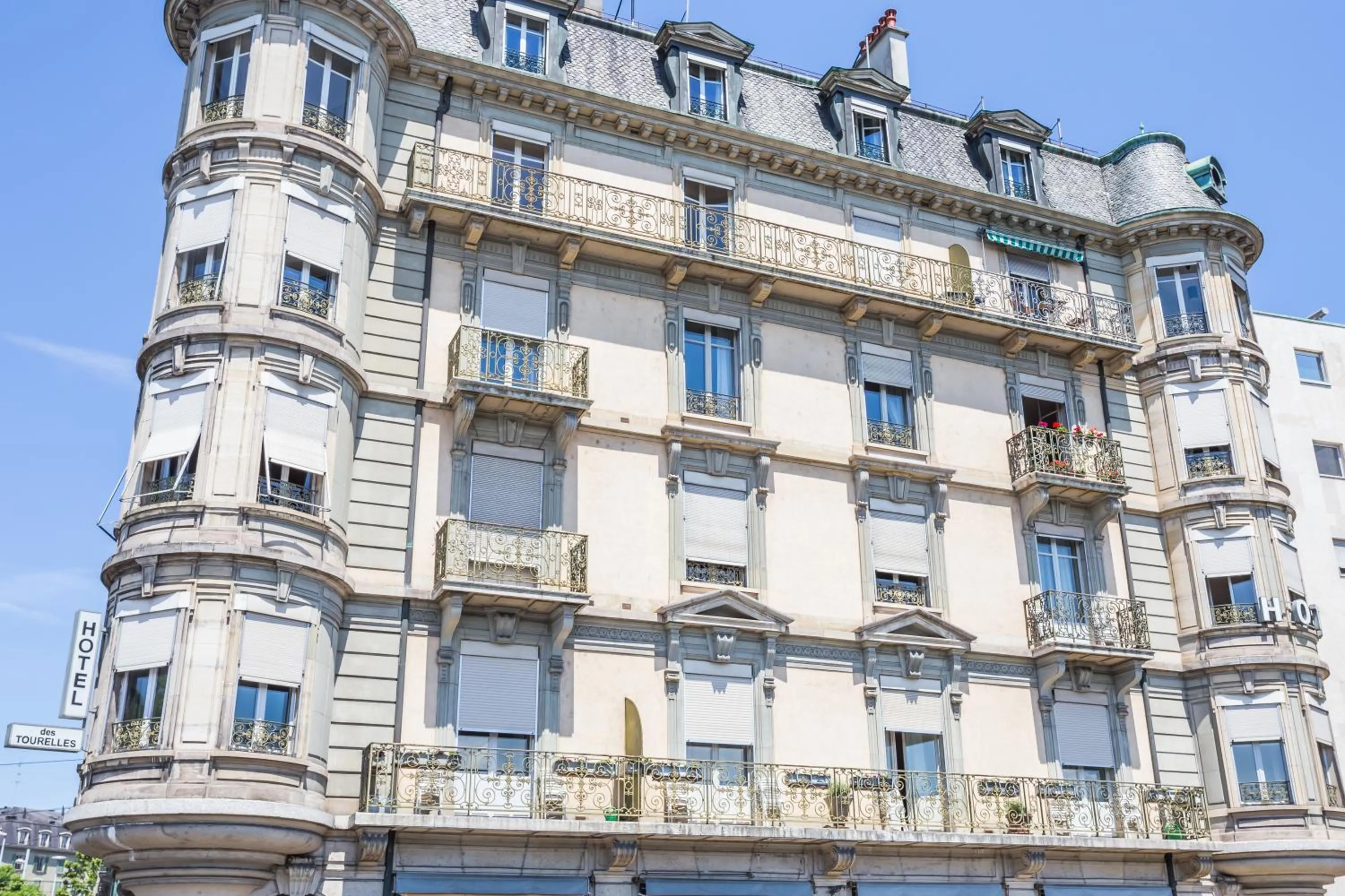 Property building in Hotel des Tourelles