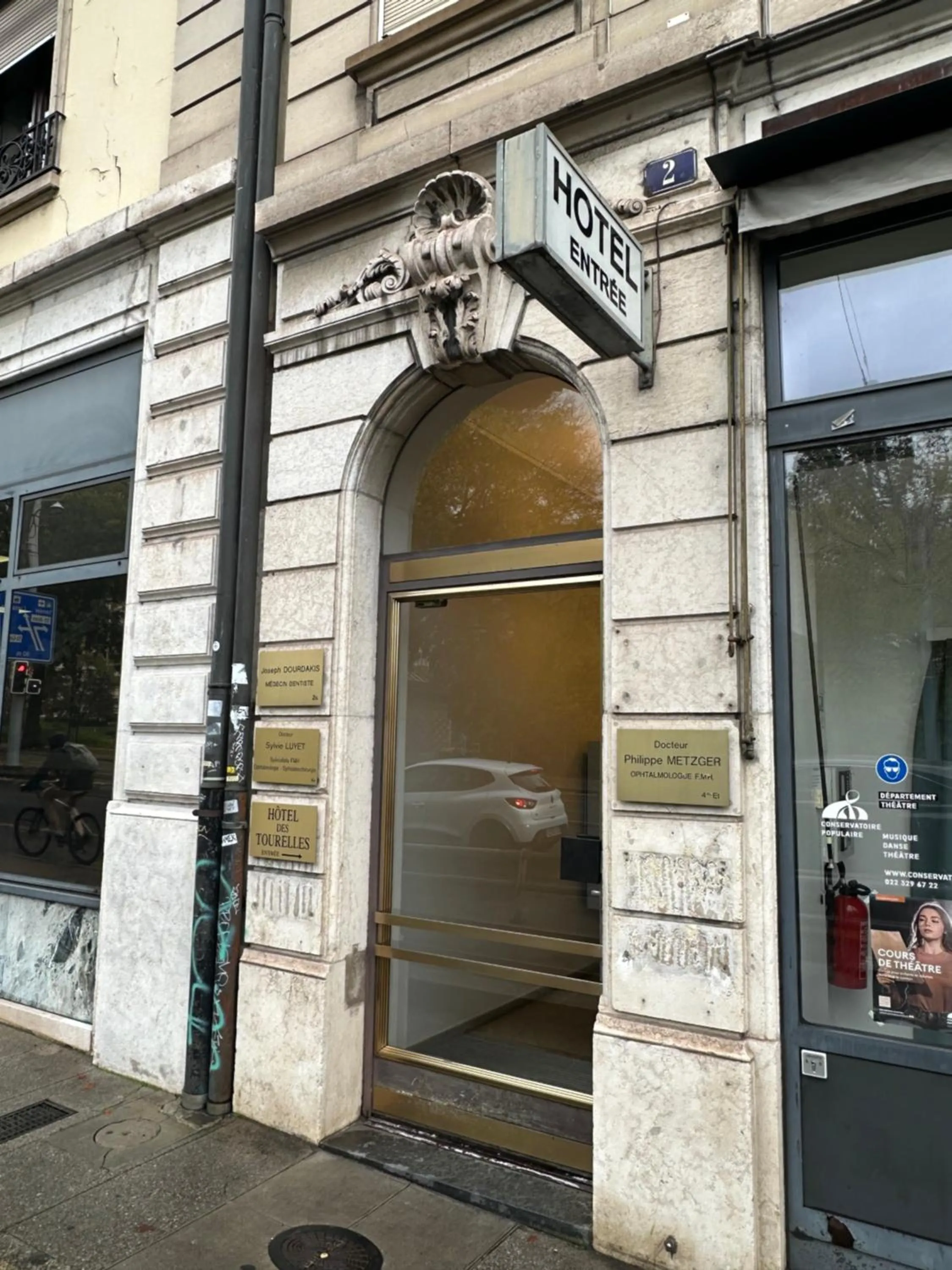 Property building in Hotel des Tourelles