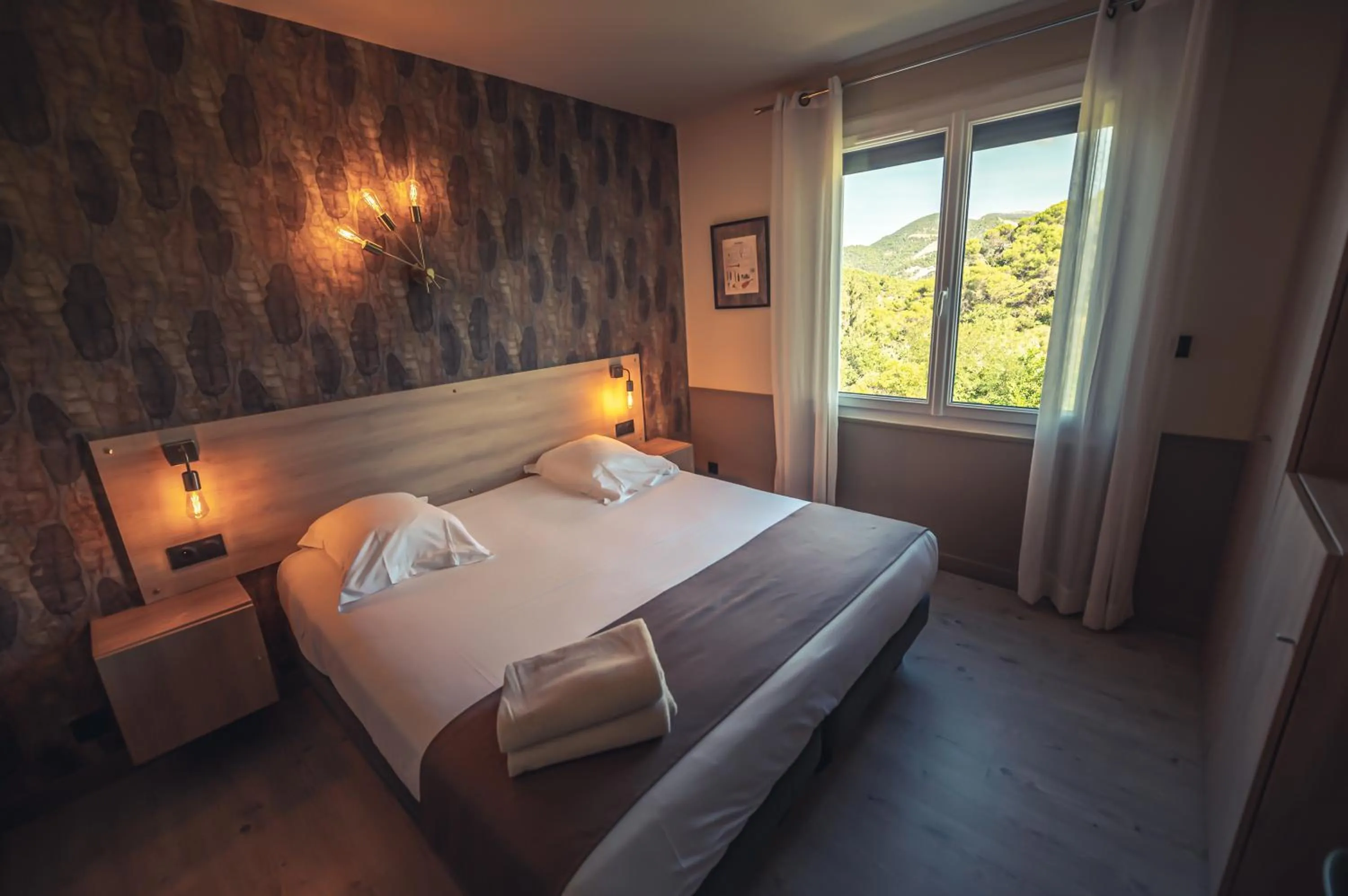 Mountain view, Bed in Logis Hôtel Restaurant Le Plantevin