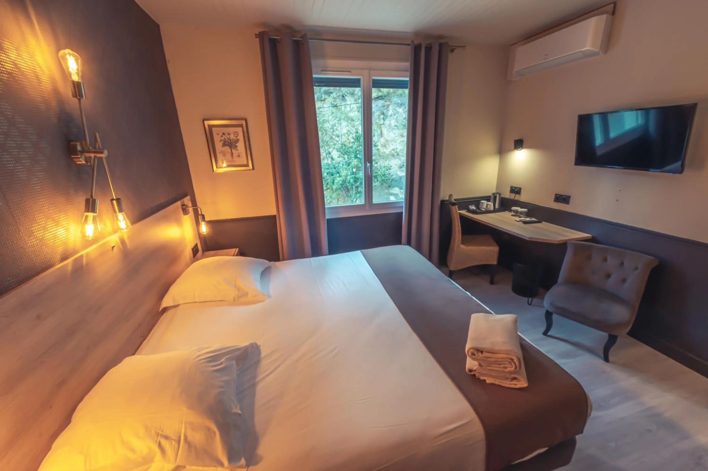 Quiet street view, Bed in Logis Hôtel Restaurant Le Plantevin