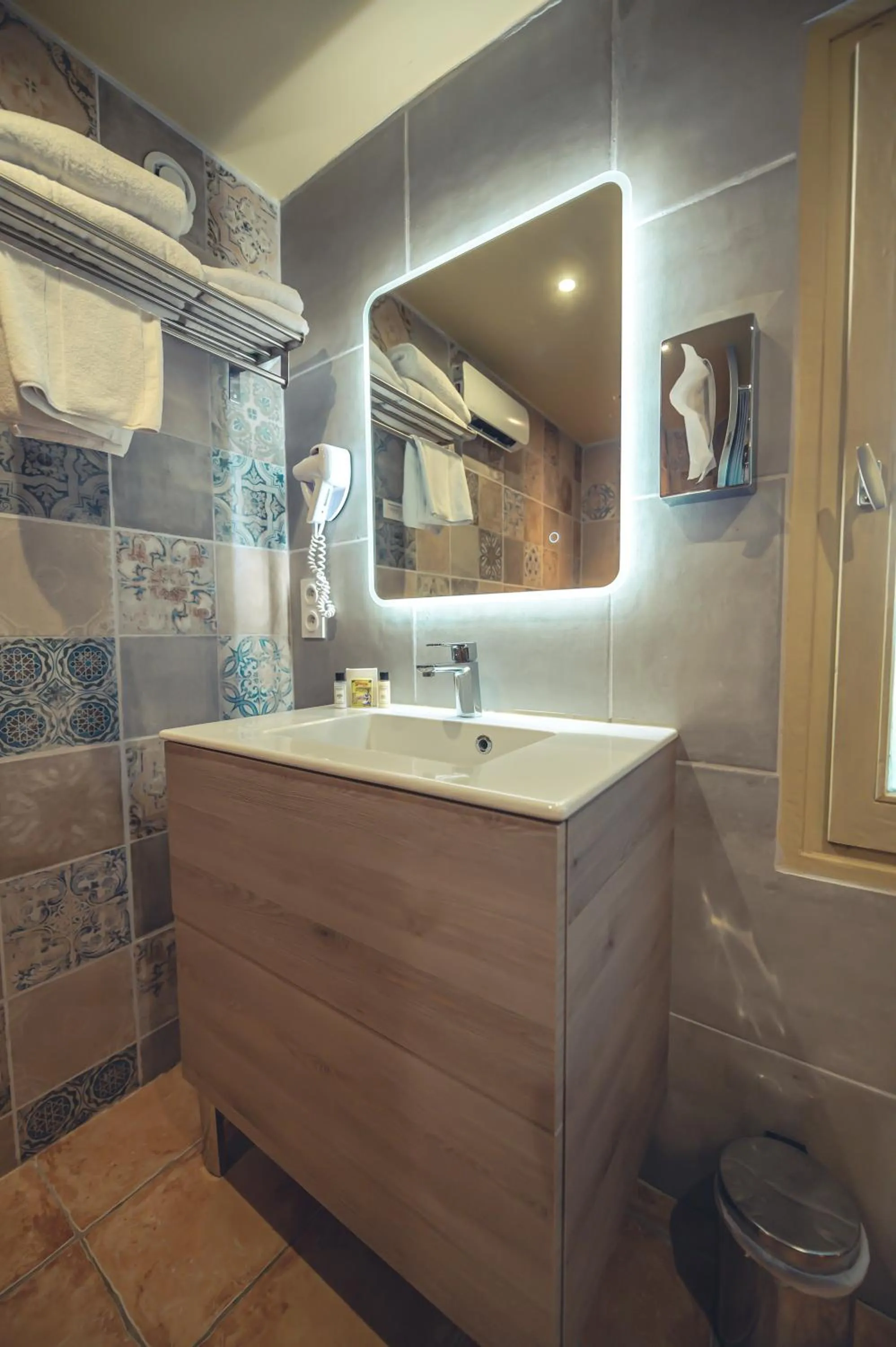 Bathroom in Logis Hôtel Restaurant Le Plantevin