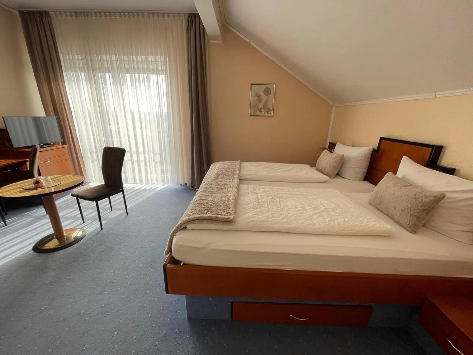 Photo of the whole room, Bed in Heppenheimer Hof Hotel