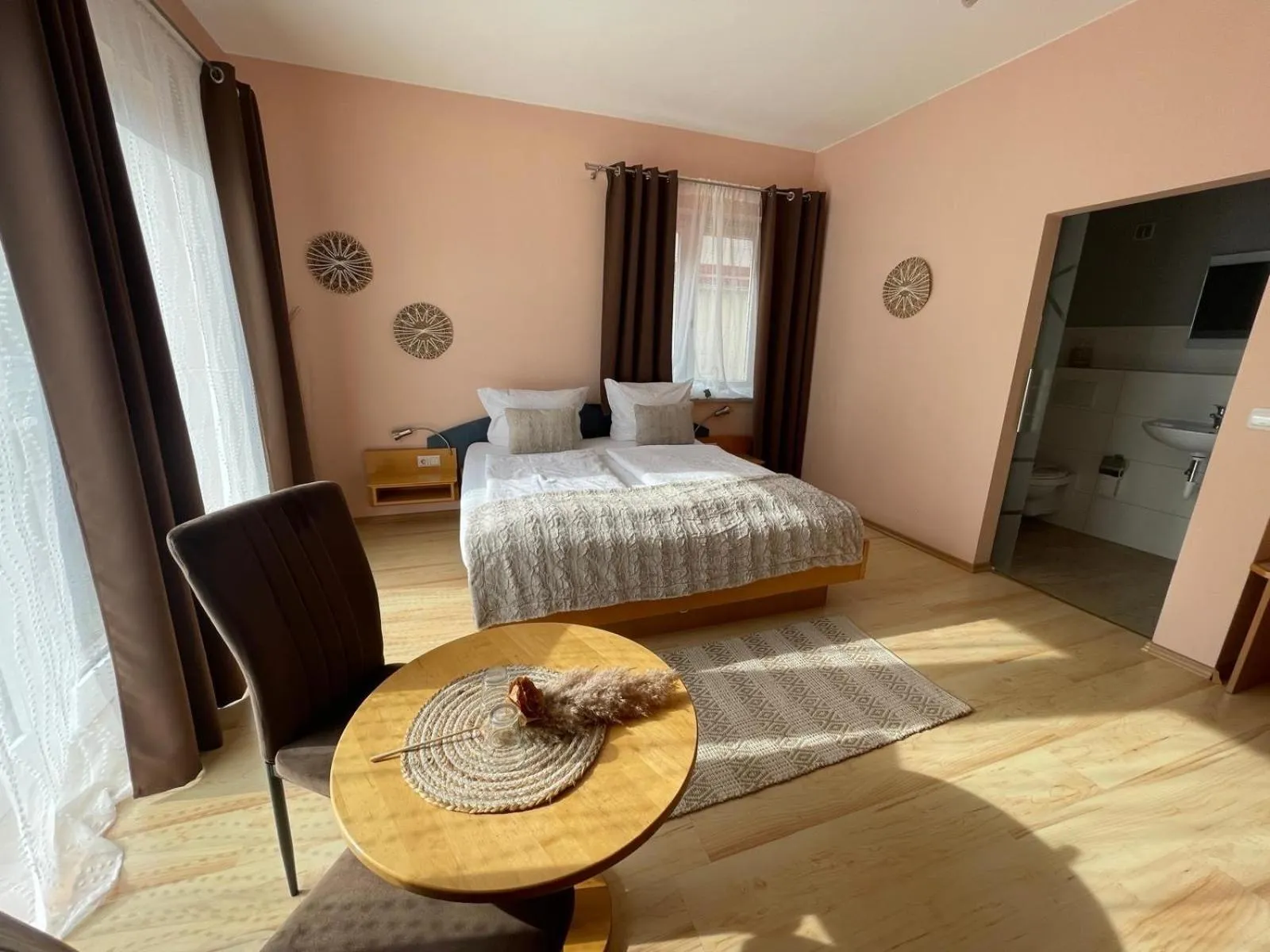 Photo of the whole room, Bed in Heppenheimer Hof Hotel