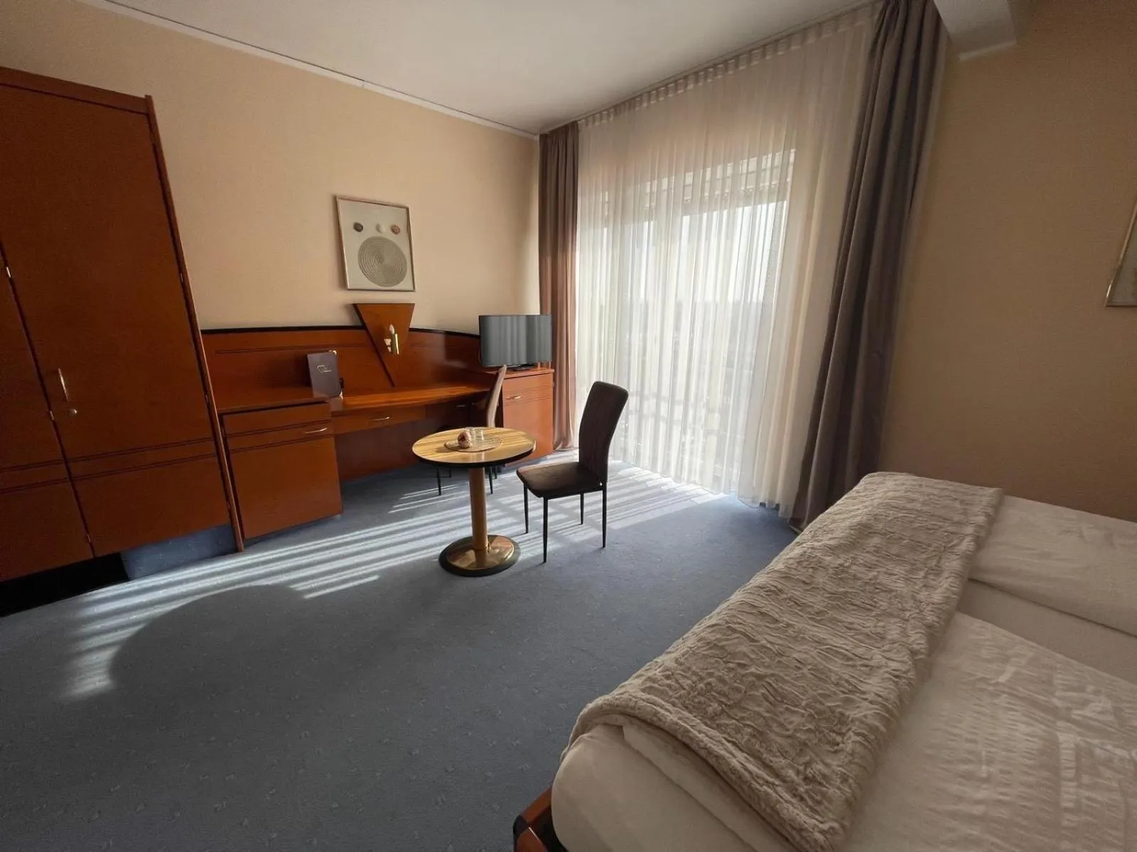 Photo of the whole room, Bed in Heppenheimer Hof Hotel