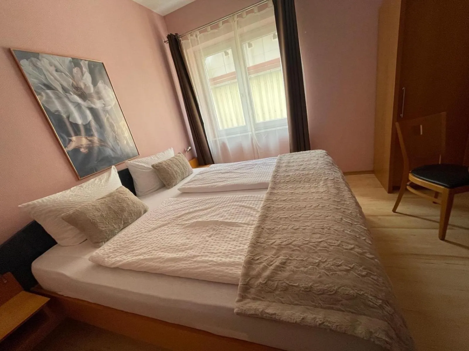 Photo of the whole room, Bed in Heppenheimer Hof Hotel