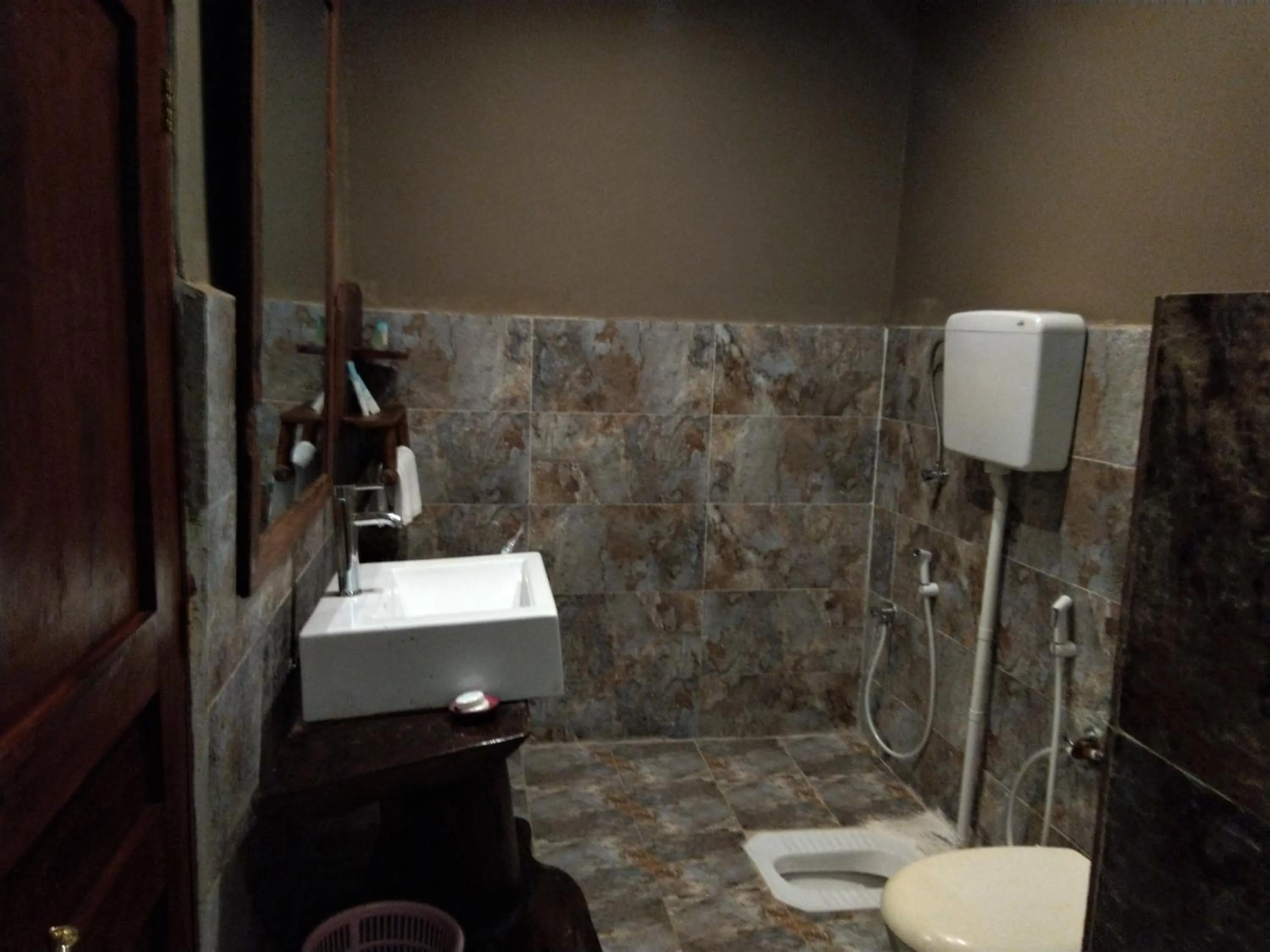 Toilet in Wag Hill Lodge & Spa