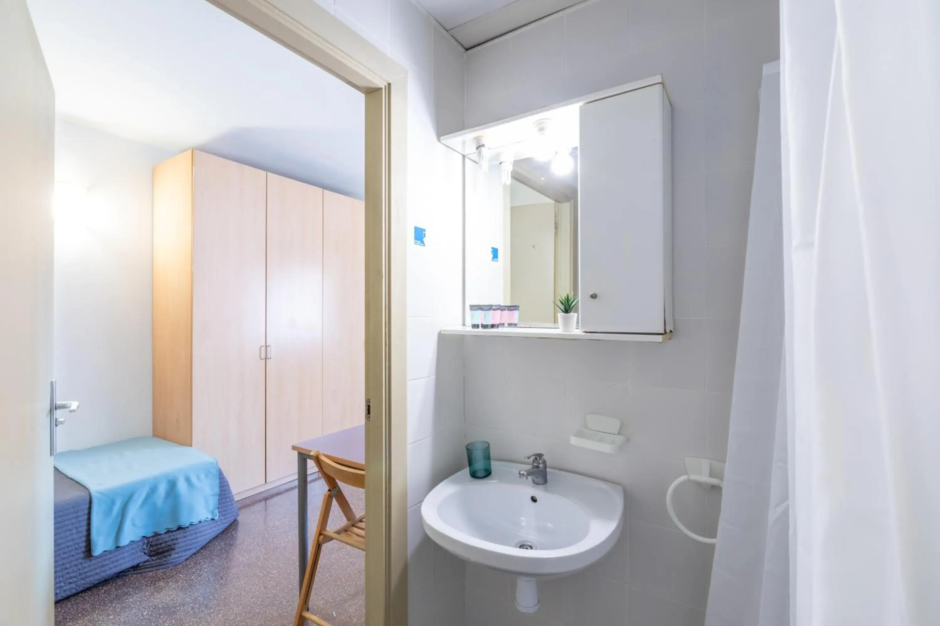 Classic Twin Room in Residencia Universitaria Resa La Ciutadella Classic Twin Room in Residencia Universitaria Resa La Ciutadella