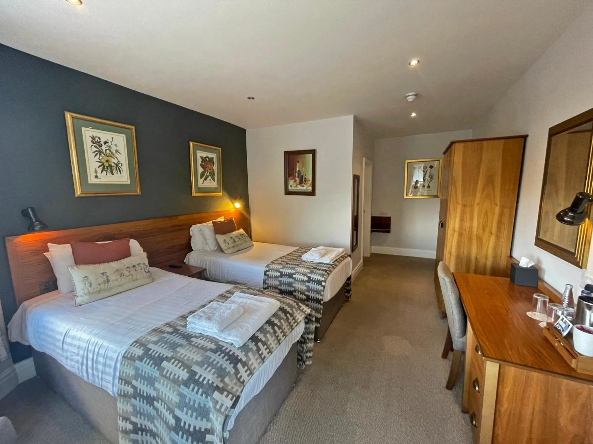 Bedroom, Bed in The Jug And Bottle