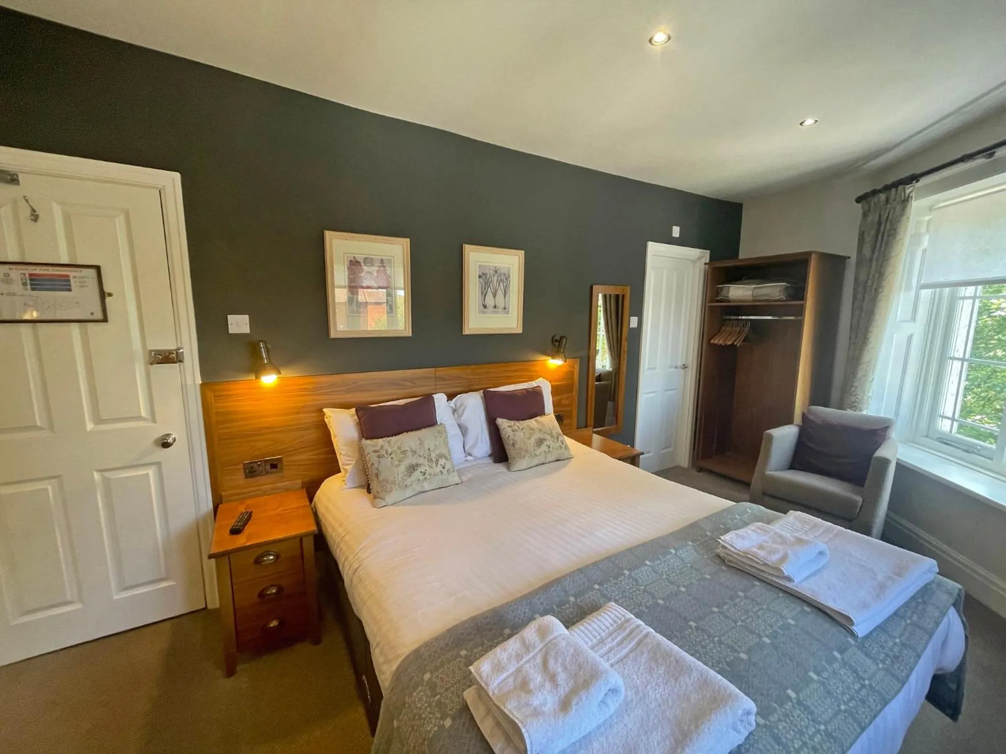 Bedroom, Bed in The Jug And Bottle