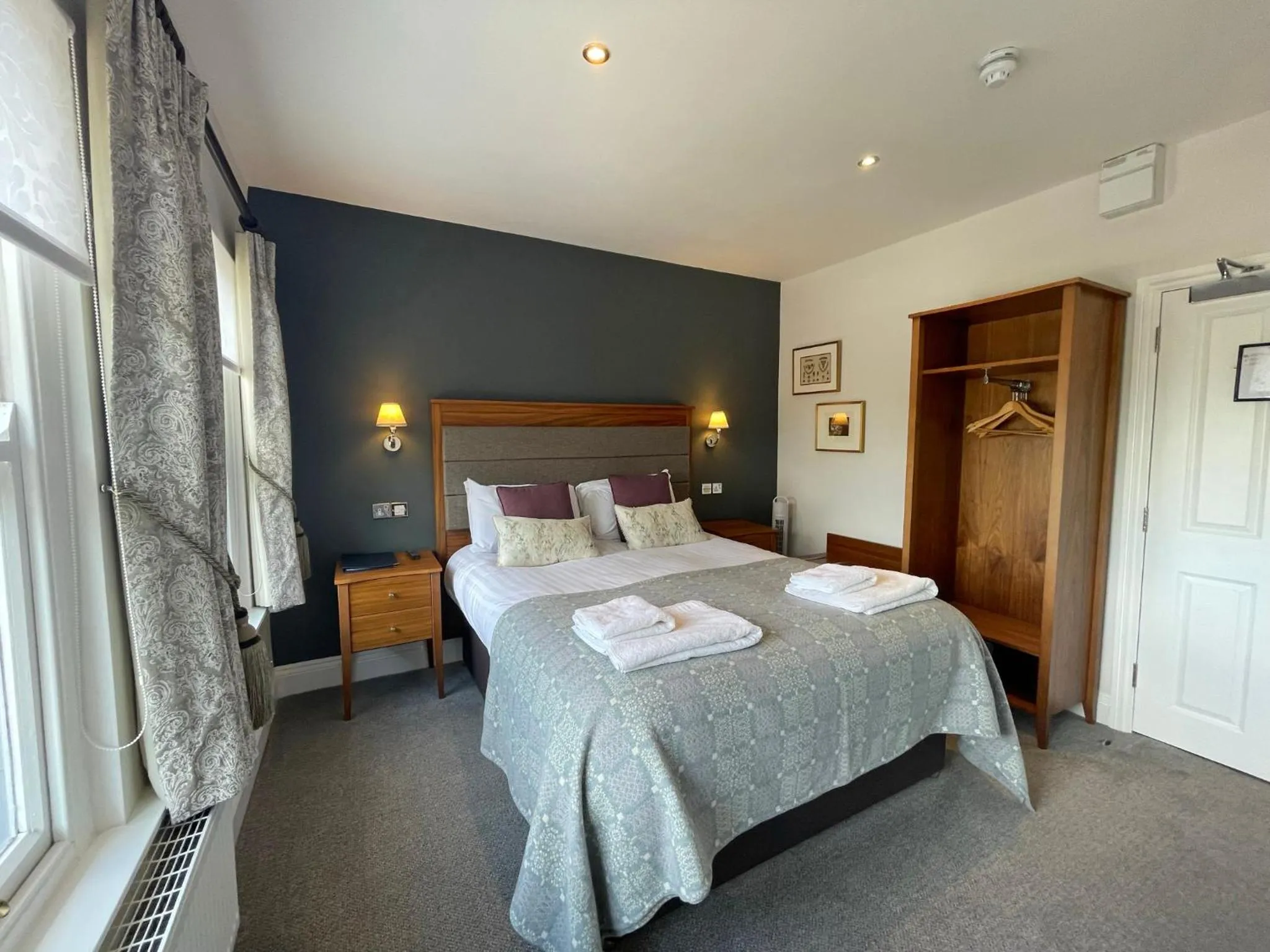 Bedroom, Bed in The Jug And Bottle