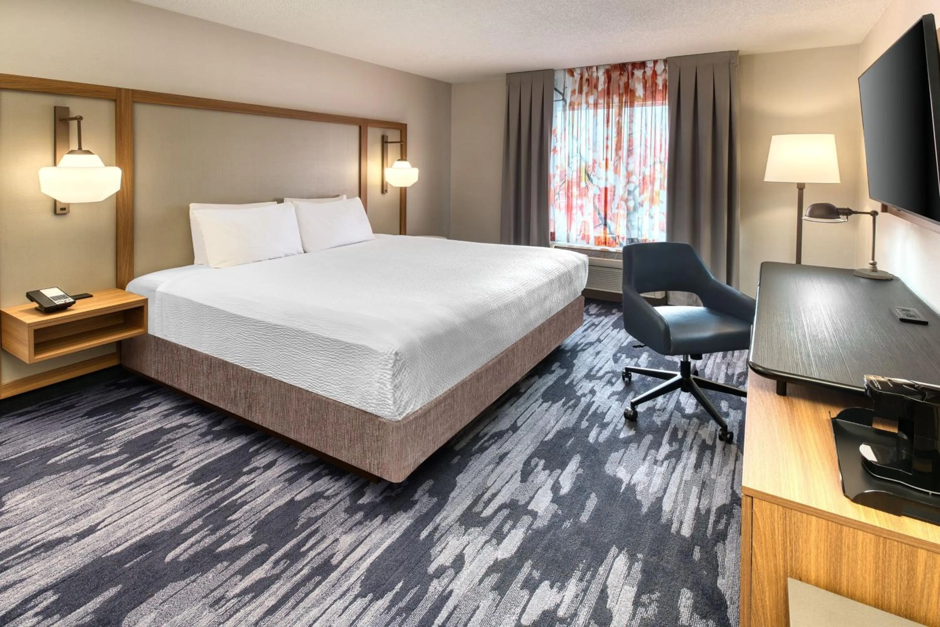 Photo of the whole room, Bed in Fairfield Inn & Suites by Marriott Toronto Brampton