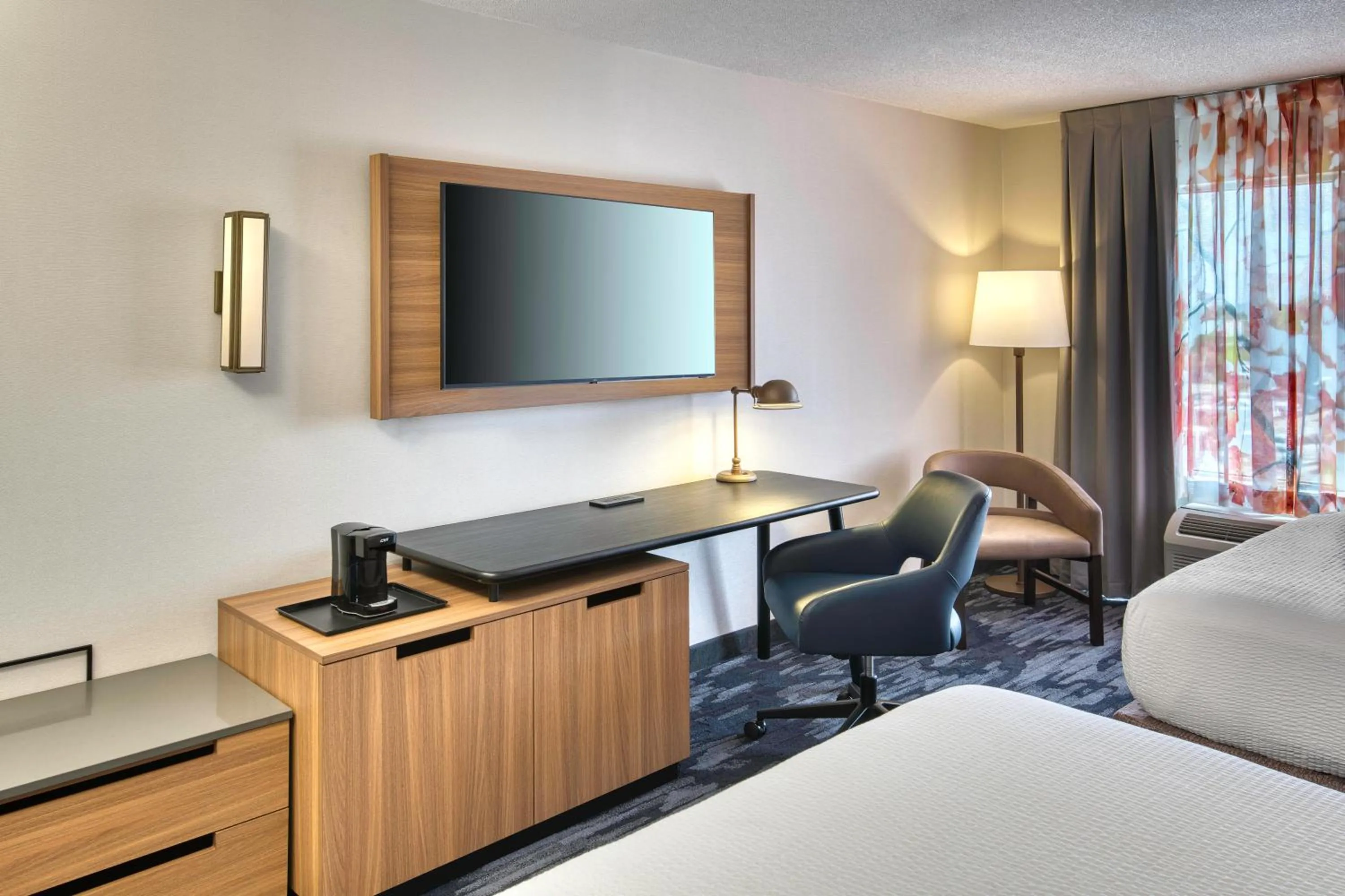 TV and multimedia, Bed in Fairfield Inn & Suites by Marriott Toronto Brampton