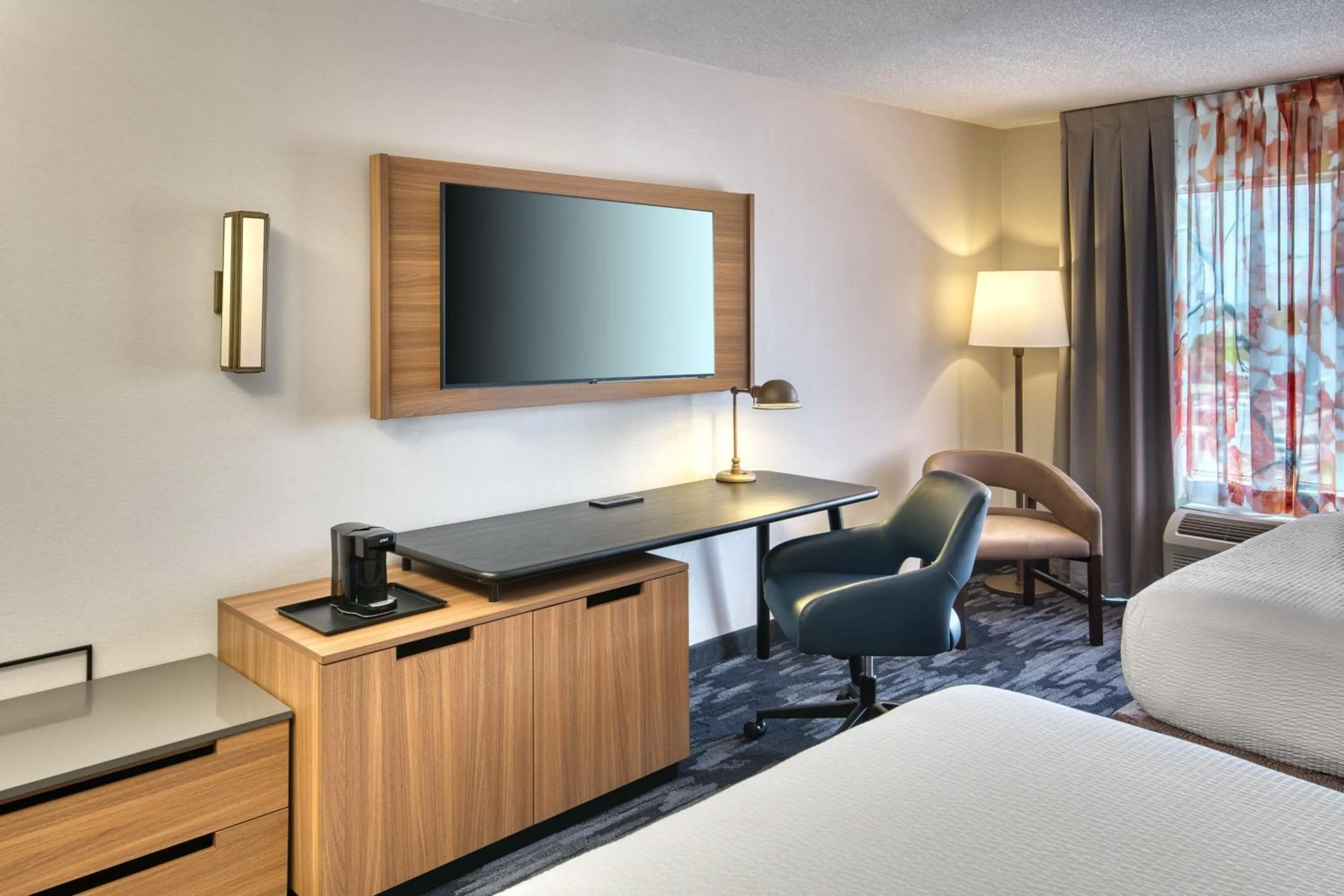 Photo of the whole room, Bed in Fairfield Inn & Suites by Marriott Toronto Brampton