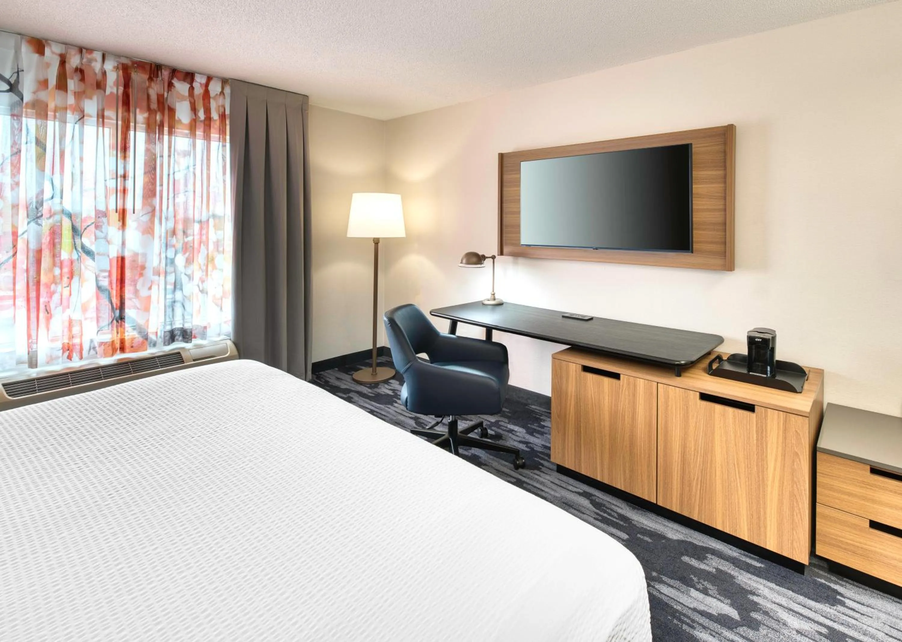 TV and multimedia, Bed in Fairfield Inn & Suites by Marriott Toronto Brampton