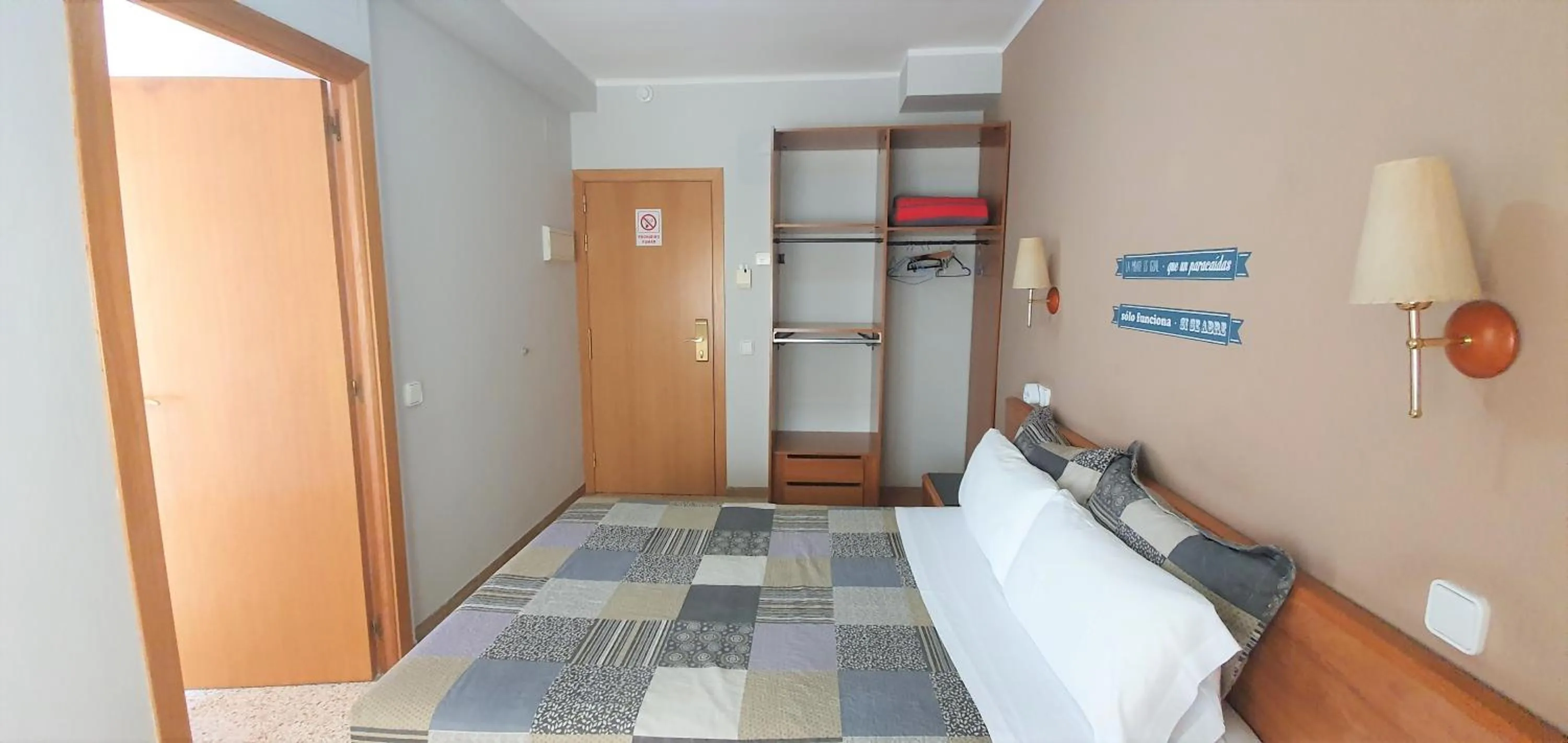 Photo of the whole room, Bed in Marinada Cambrils