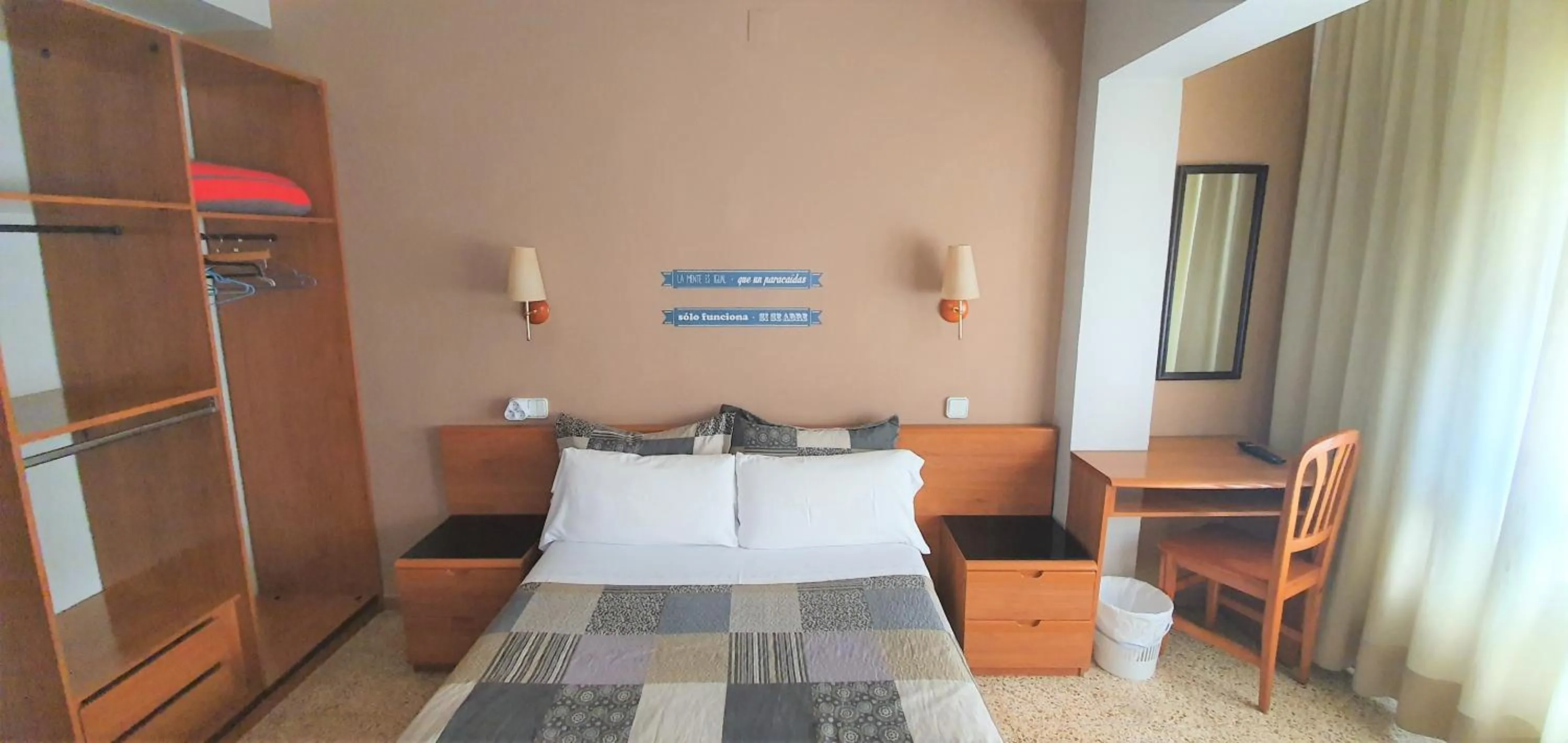 Photo of the whole room, Bed in Marinada Cambrils