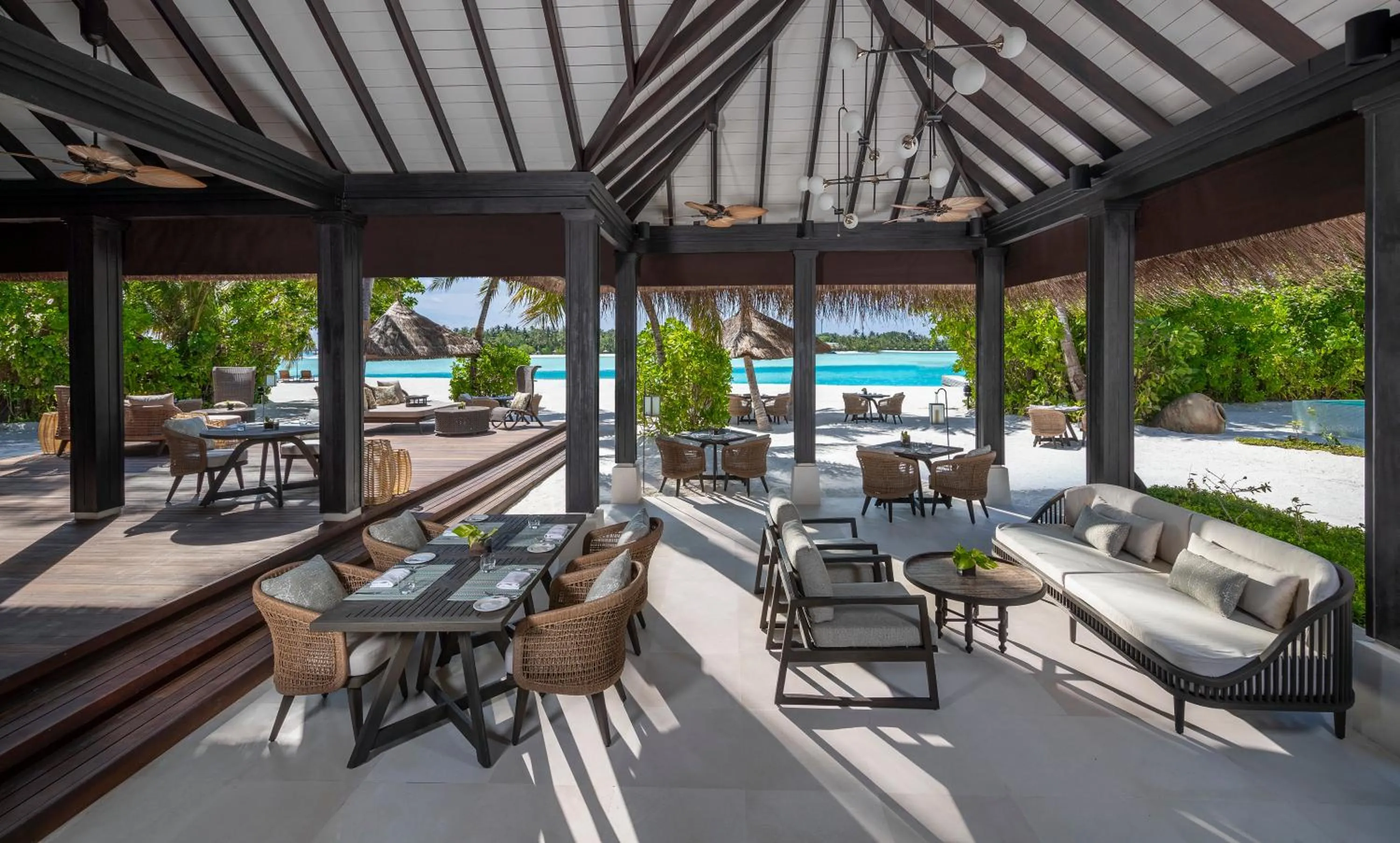 Restaurant/places to eat in Naladhu Private Island Maldives