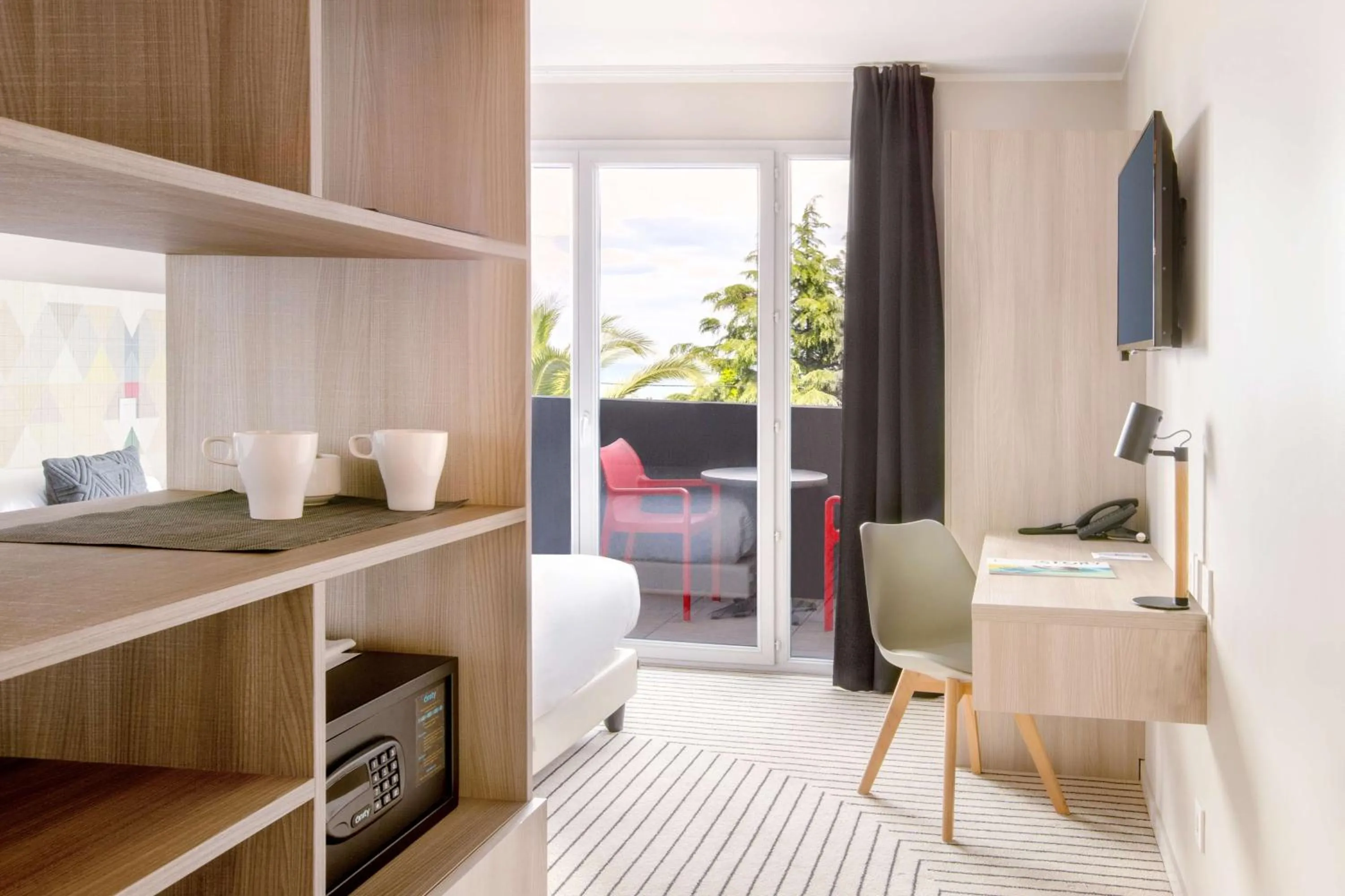 TV and multimedia in Best Western Plus Antibes Riviera