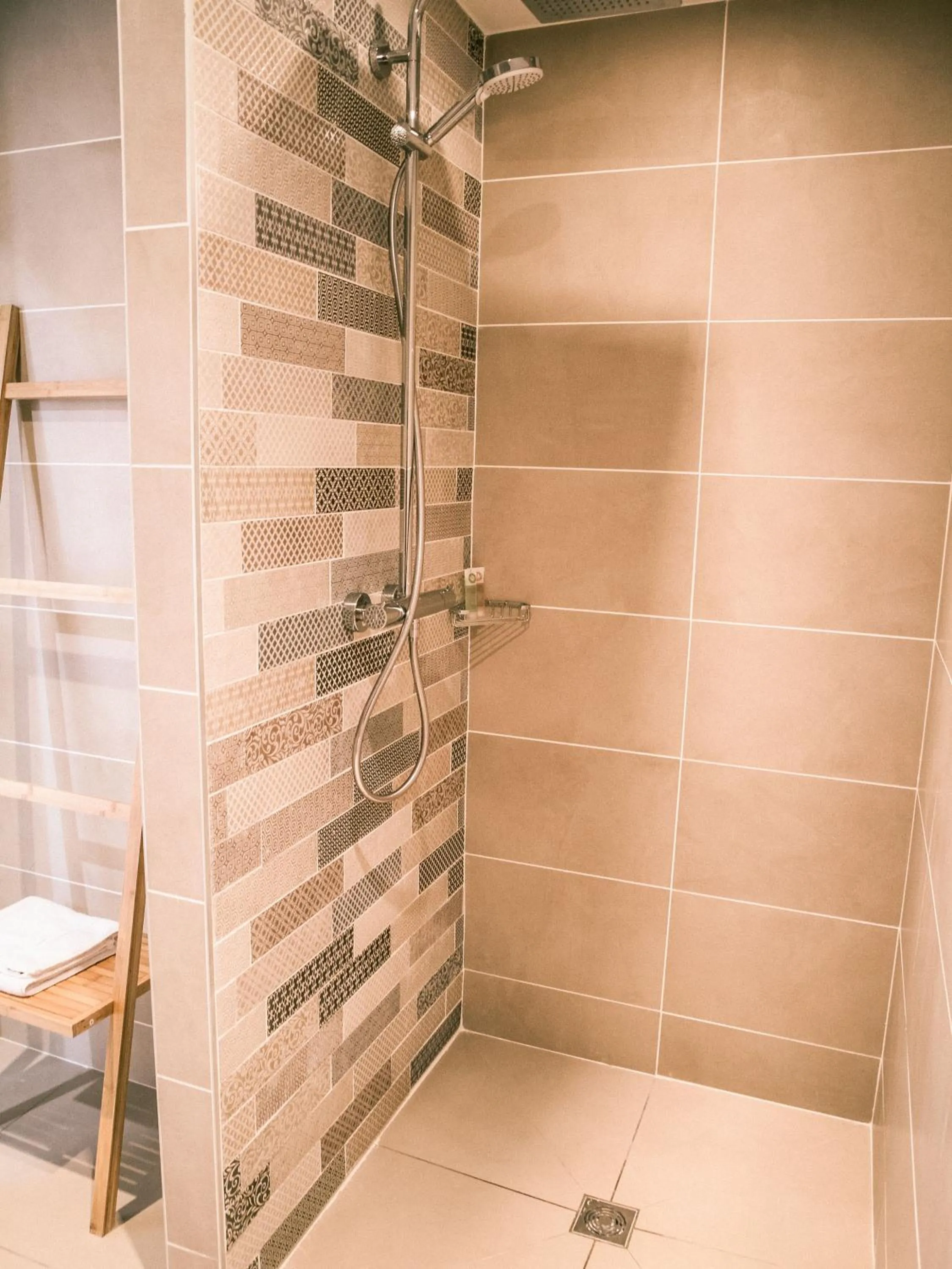 Shower in Best Western Plus Antibes Riviera