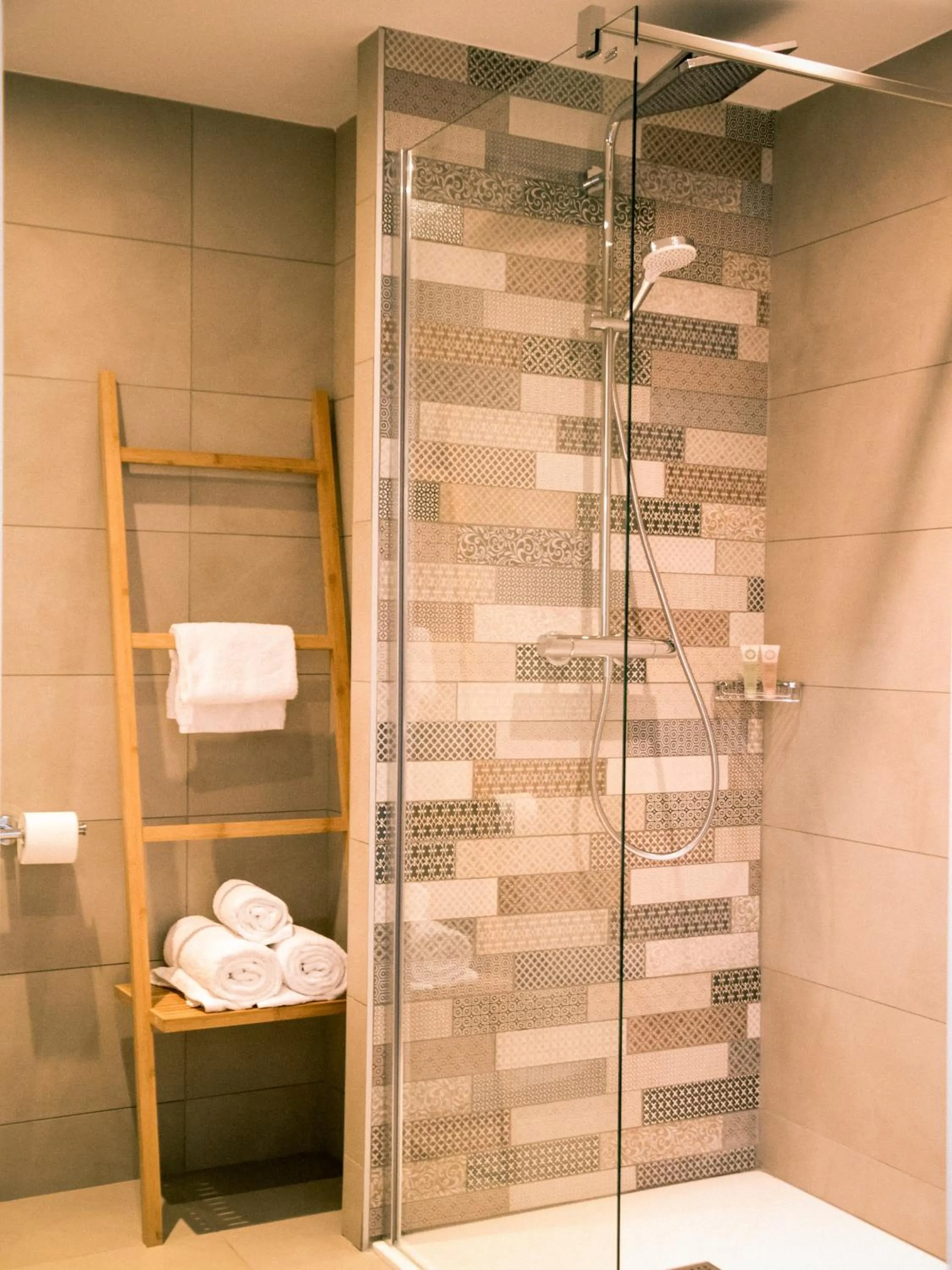 Shower in Best Western Plus Antibes Riviera