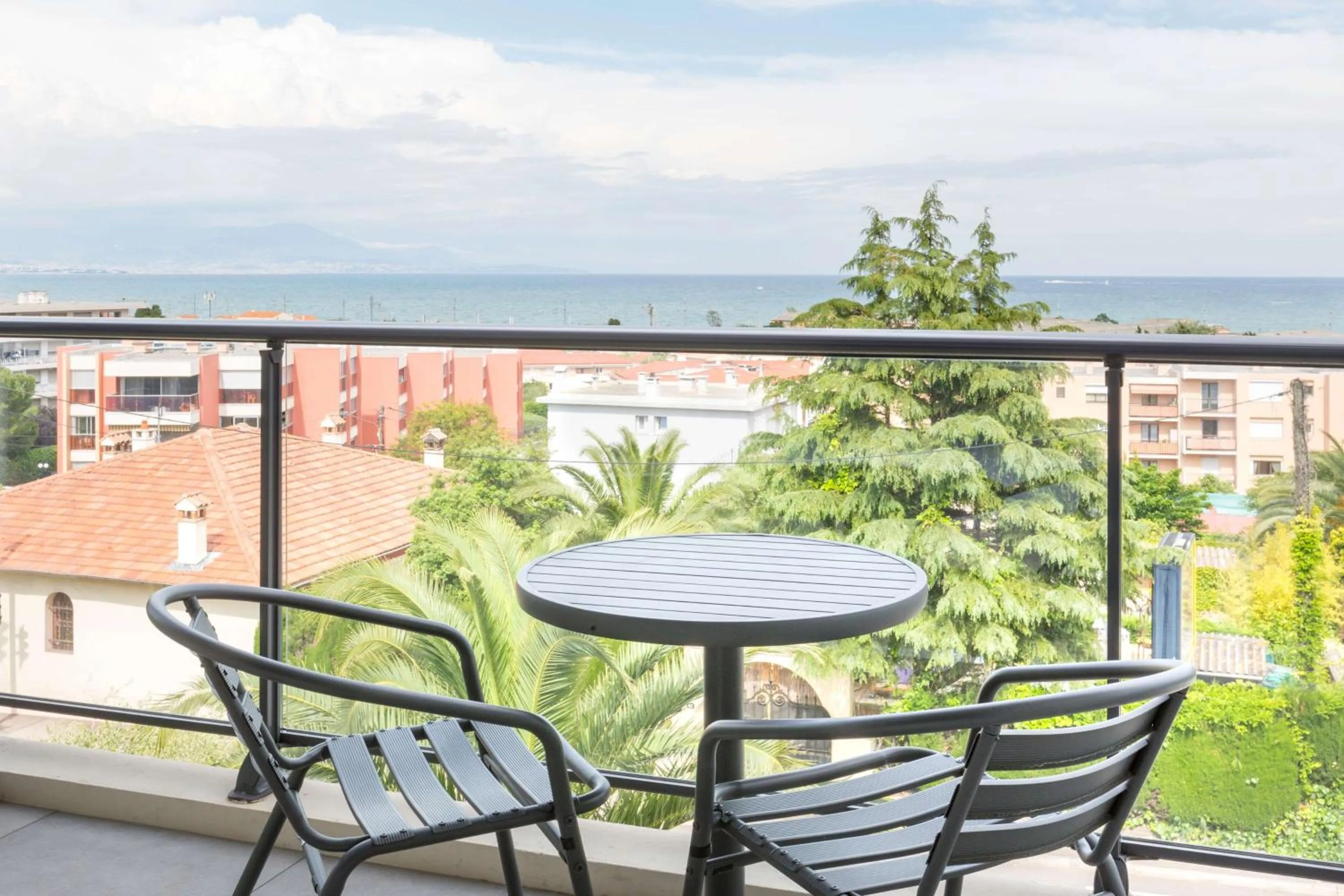 Property building in Best Western Plus Antibes Riviera