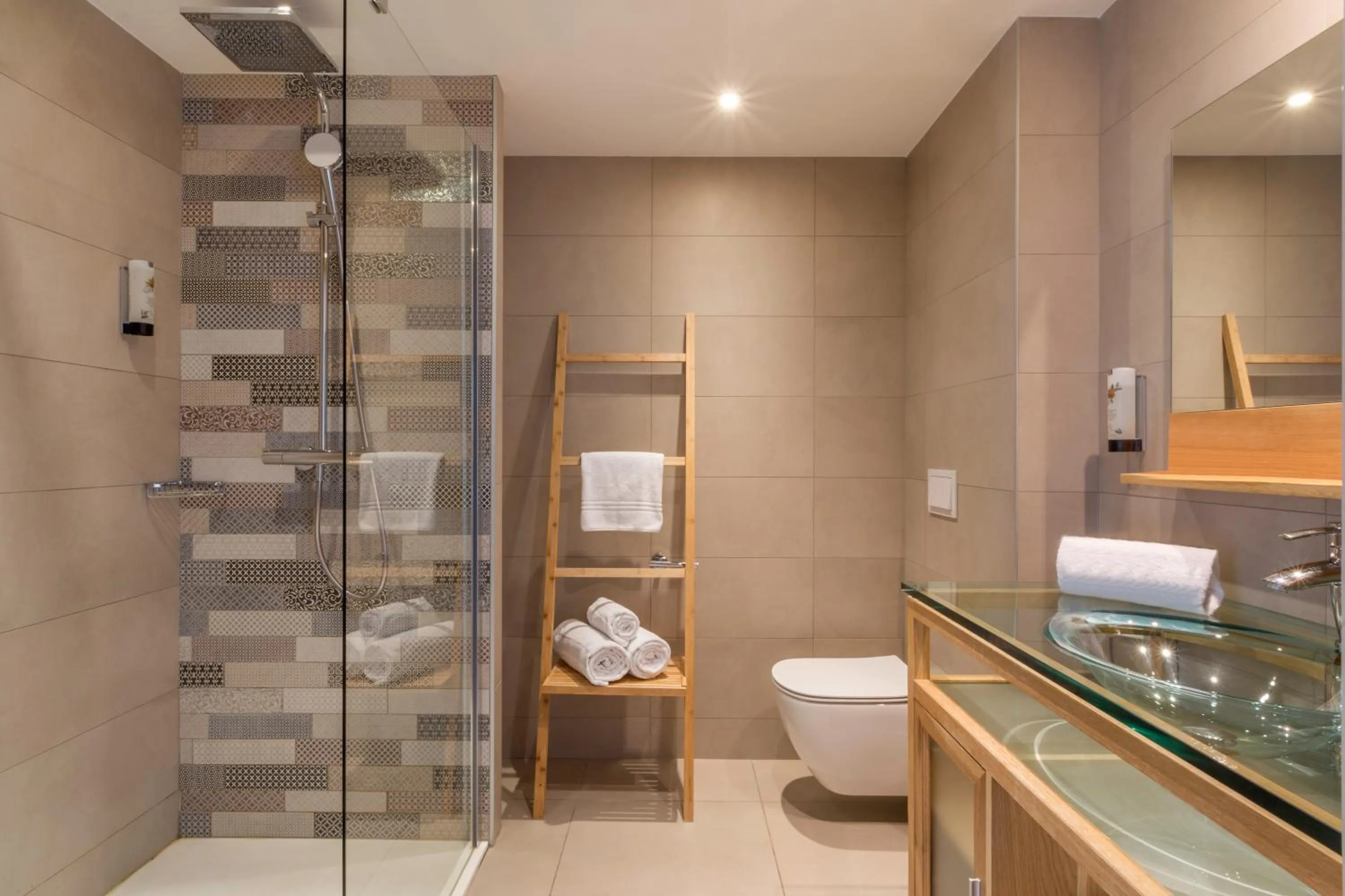 Shower in Best Western Plus Antibes Riviera