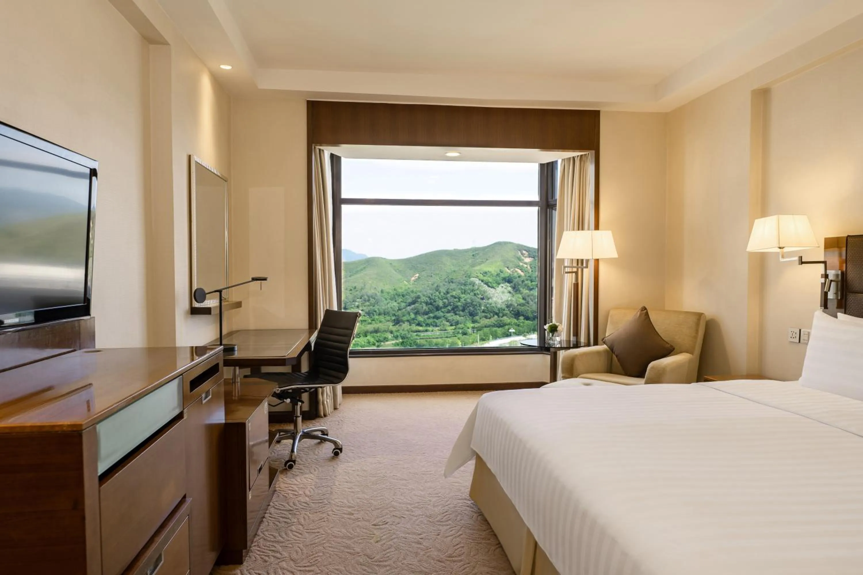 Bed in Shangri-La Shenzhen