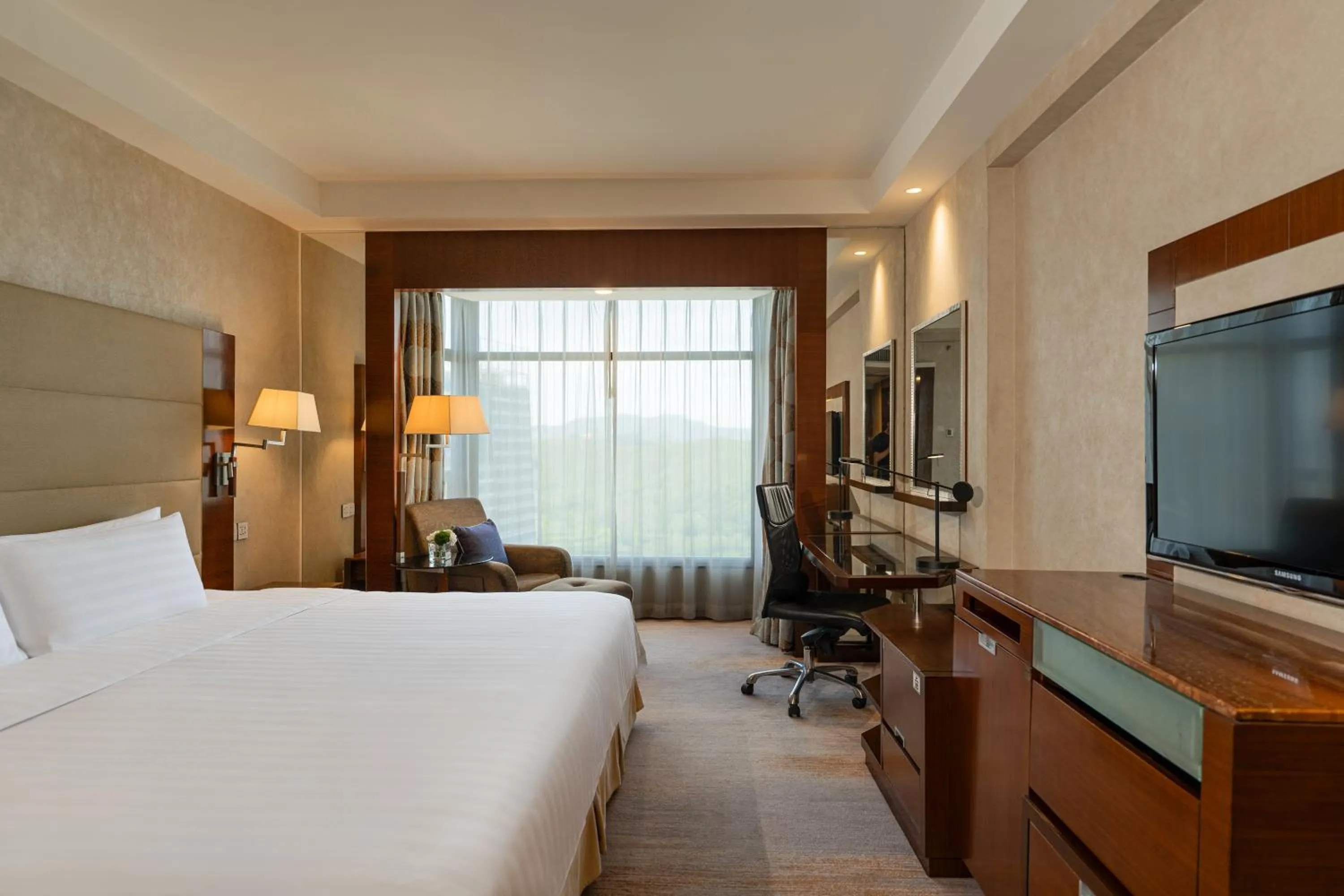 Photo of the whole room, Bed in Shangri-La Shenzhen