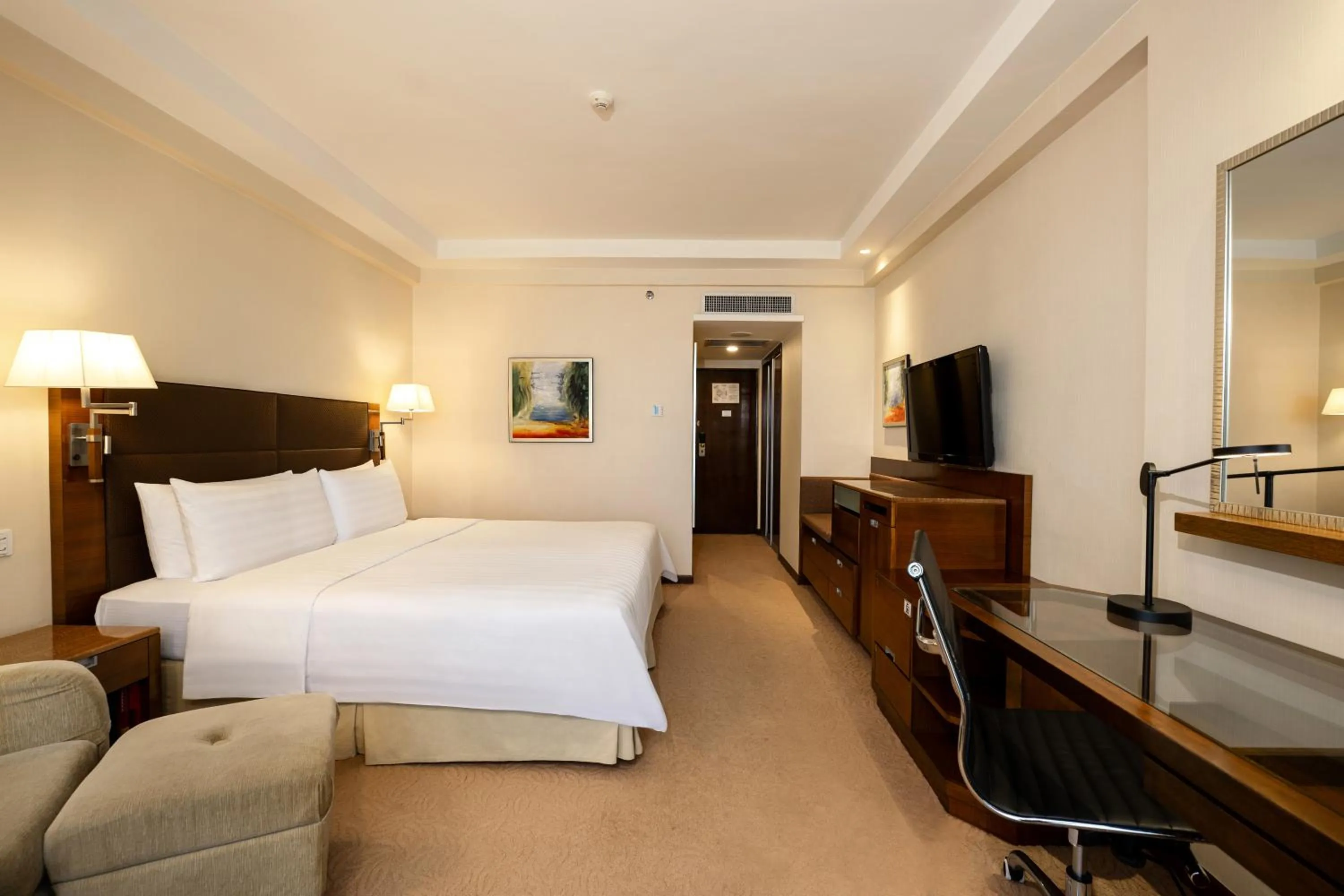 Photo of the whole room, Bed in Shangri-La Shenzhen