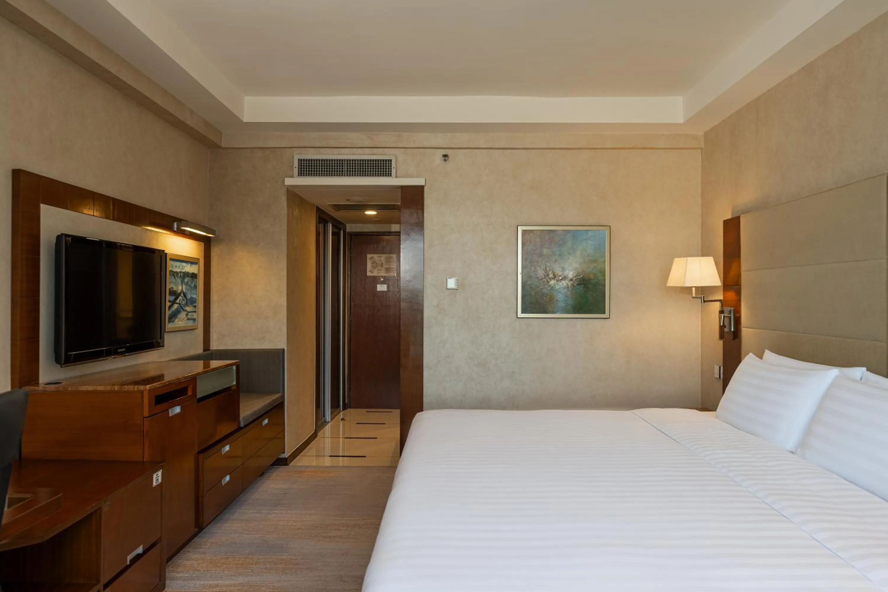 Bedroom, Bed in Shangri-La Shenzhen