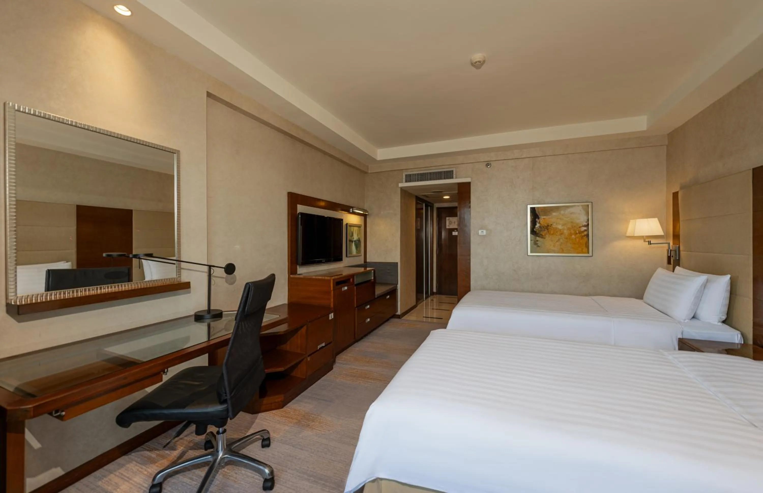 Bed in Shangri-La Shenzhen