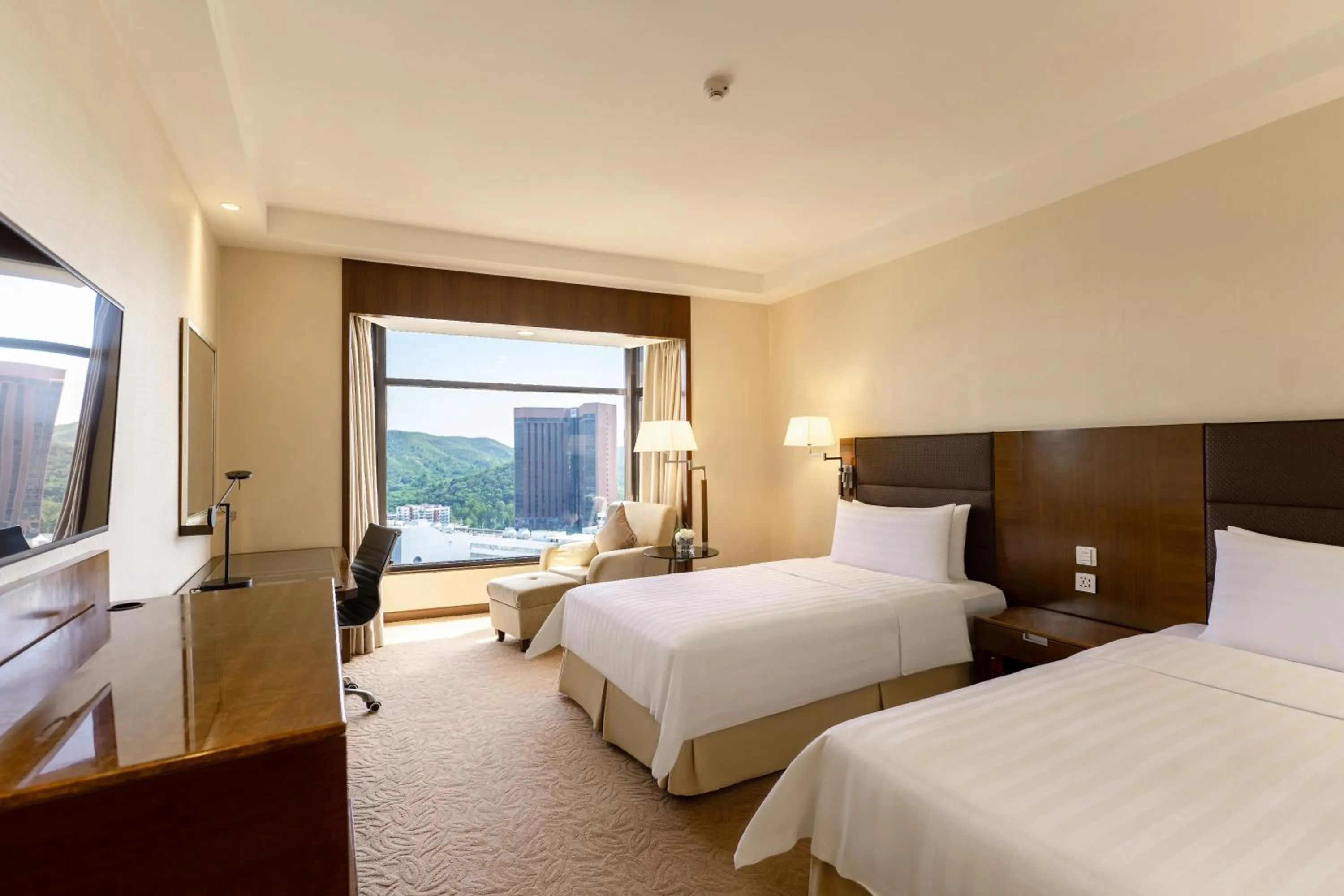 Bed in Shangri-La Shenzhen